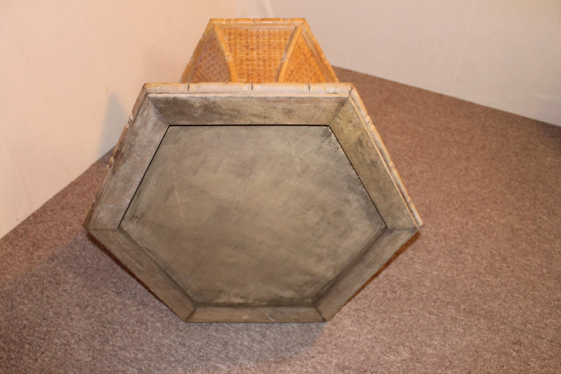 Mesa redonda, base de bambú, gran tablero de cristal, 1970 en Bastante bueno estado para la venta en Nice, FR