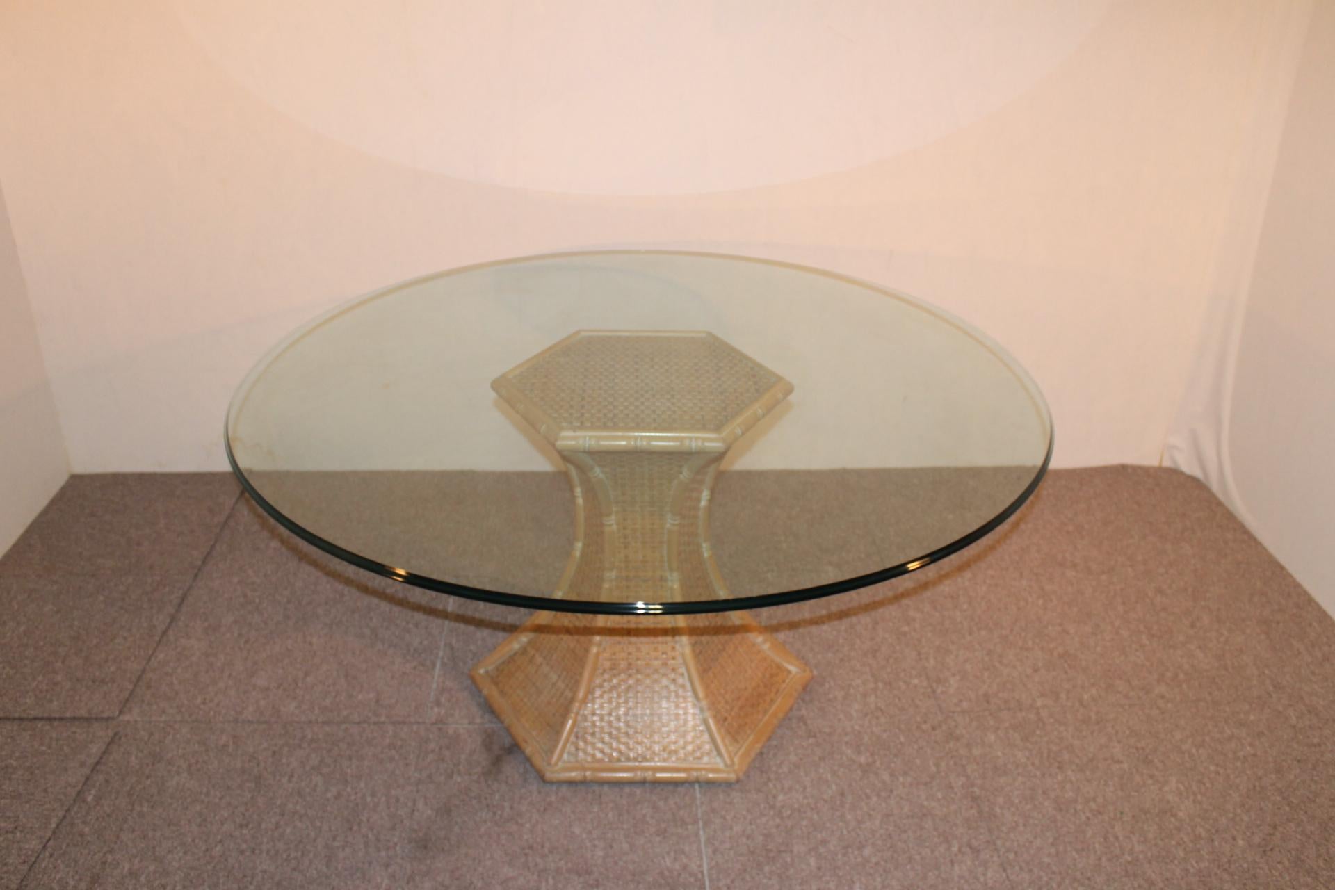 Mesa redonda, base de bambú, gran tablero de cristal, 1970 siglo XX en venta