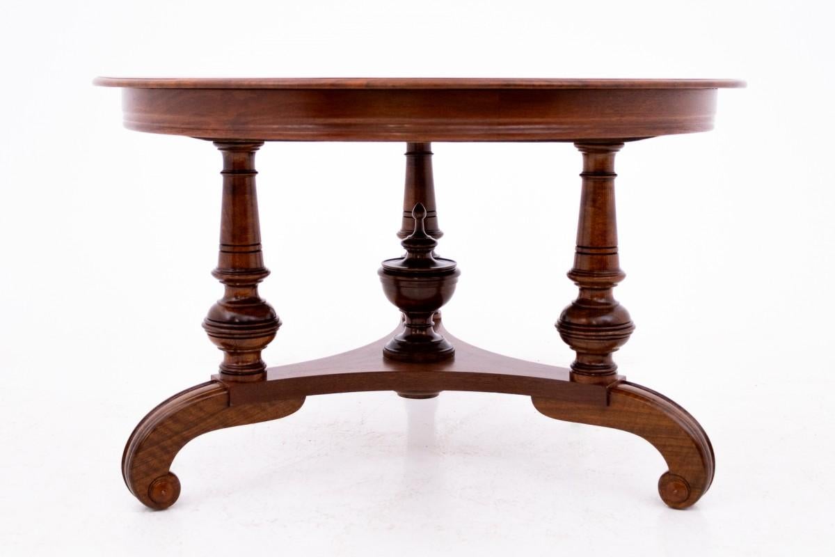 Antique table with a round top, Northern Europe, around 1890.

The furniture is in very good condition, after professional renovation.

Dimensions: height 59 cm / diameter 94 cm