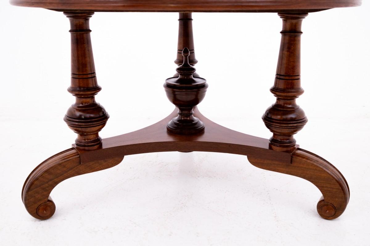 Walnut Round table - bench, Northern Europe, late 19th century. After renovation. For Sale