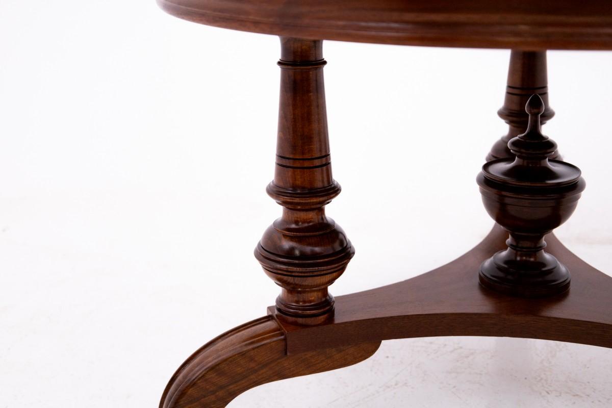 Table ronde - banc, Europe du Nord, fin du XIXe siècle. Après la rénovation. en vente 1