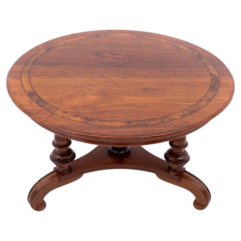 Table ronde - banc, Europe du Nord, fin du XIXe siècle. Après la rénovation. en vente