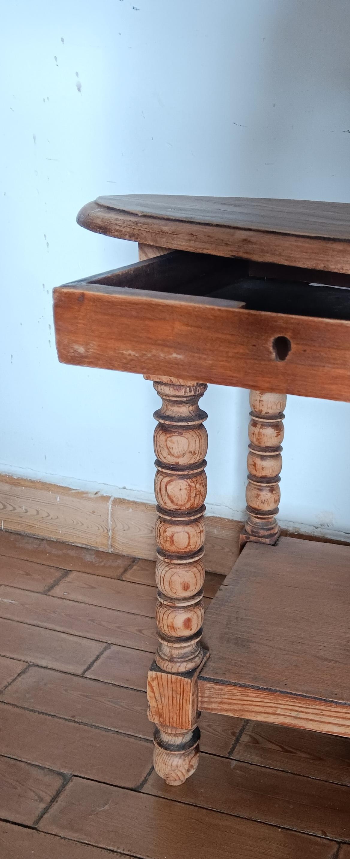 Round Table Bobbin Turned Legs, 19th Century Spain In Good Condition For Sale In Mombuey, Zamora