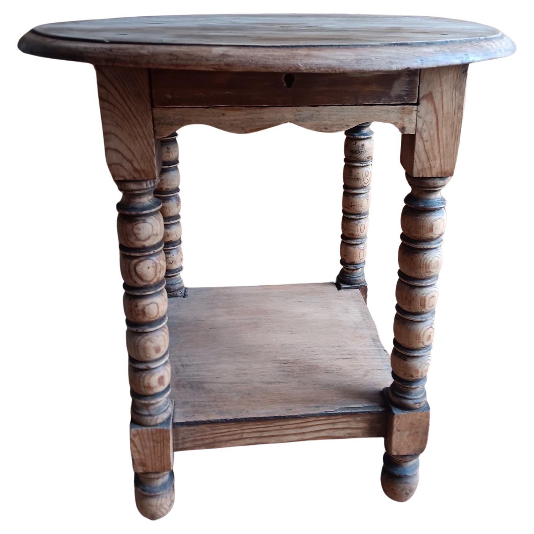 This table is raised on a base composed of four bobbin turned Legs and a optogonal star stretcher, also turned.

Oval antique wine or side table of the 19th century. Wood with bobbin turned Legs.








