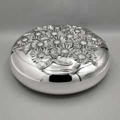 Caja redonda de plata maciza de ley 800 con un motivo de margaritas