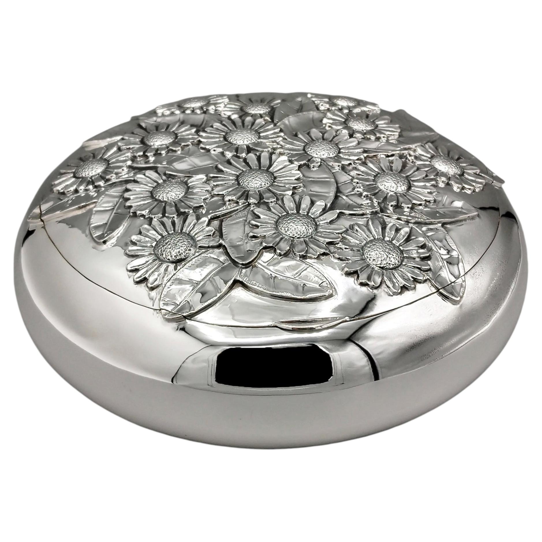 Round table box made of solid 800 silver with a daisy motif For Sale
