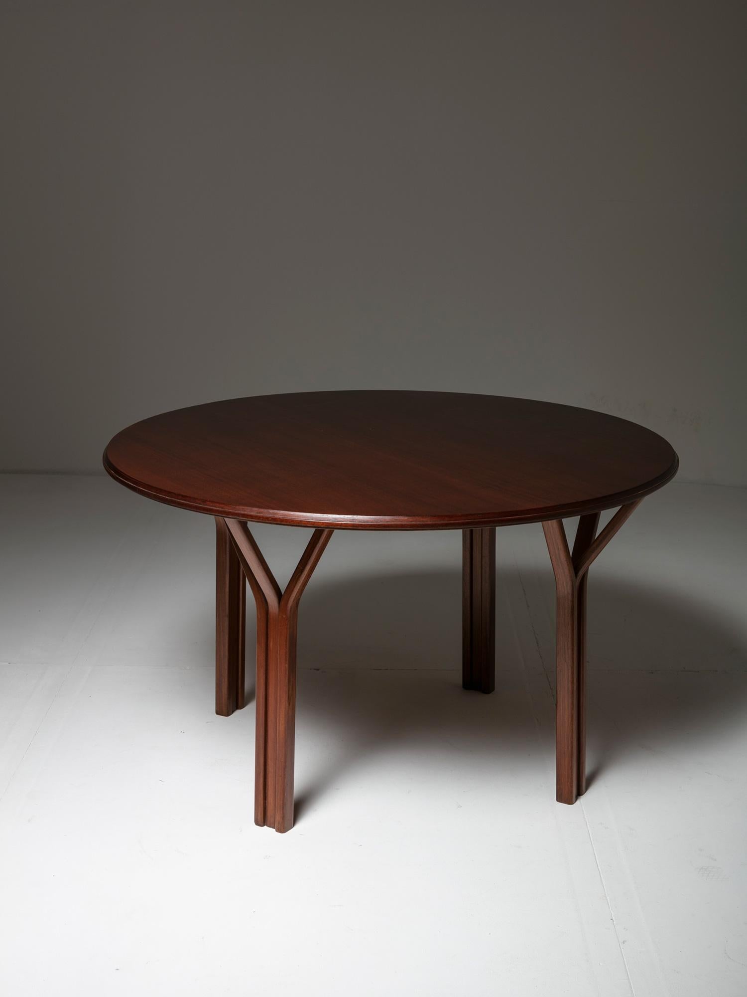 Table by Vittorio Gregotti, Lodovico Meneghetti and Giotto Stoppino for SIM, Novara.
Round top is supported by four legs opening in three parts reminding a tree trunk.