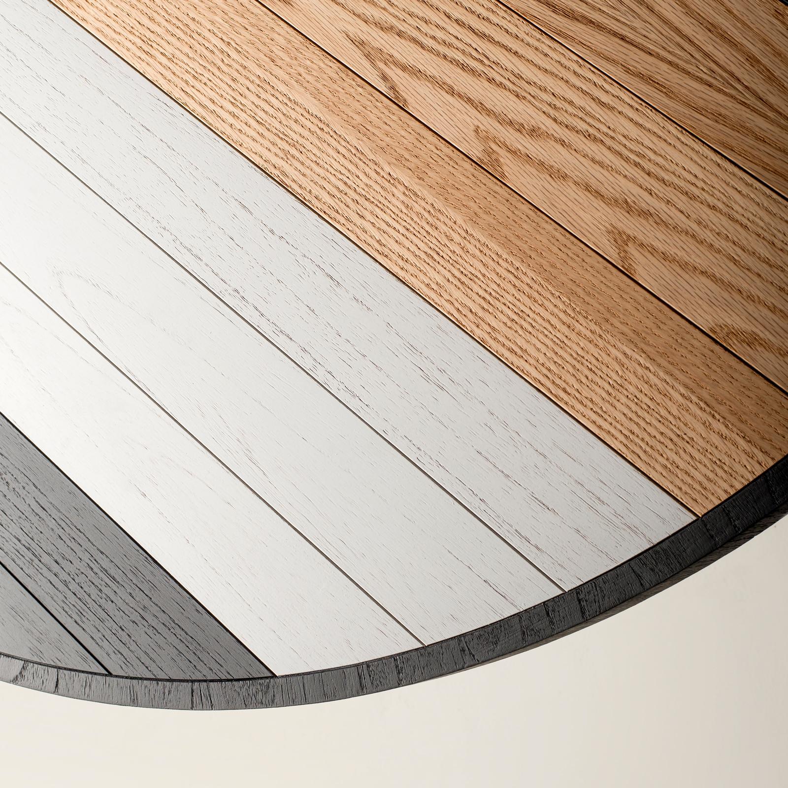 Die einzigartige Tischplatte des sechssitzigen Soto Round Dining Table aus Eichenholz ist der höchste Ausdruck von Larissas moderner Auffassung und Inspiration für Intarsienarbeiten der alten Schule, die durch die Fähigkeit des Handwerkers, jeden