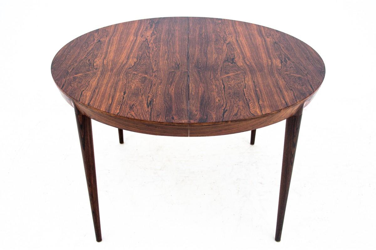 Round table from Denmark from the 1960s. Furniture in very good condition, after professional renovation.
2 extensions each 50 cm wide
Dimensions: height 73 cm / diameter 116 cm / length 216 cm.
 