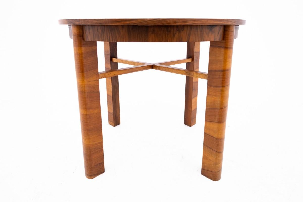 Table Art déco du milieu du XXe siècle, Pologne.

Le mobilier est en très bon état, après une rénovation professionnelle.

Dimensions : hauteur 78 cm / dia. 98 cm
