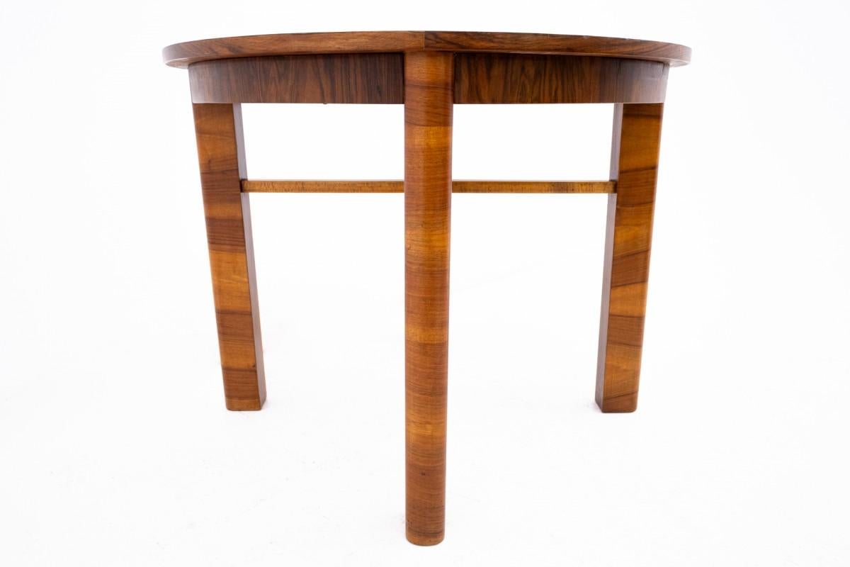 Noyer Table ronde du 20e siècle de style Art déco, Pologne. en vente