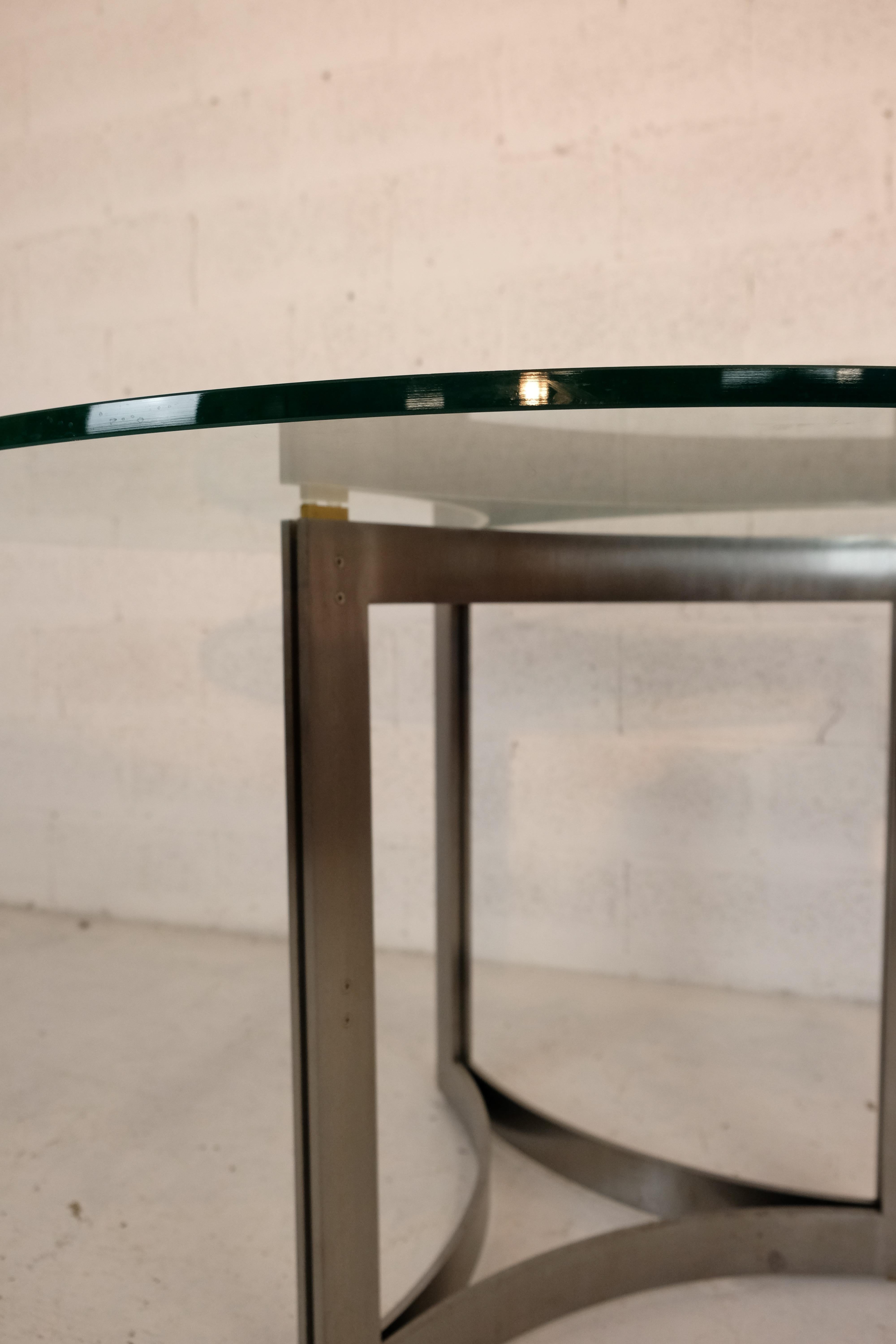 Table ronde avec plateau en verre et structure en métal dans le style de Carlo Scarpa 70s. en vente 3