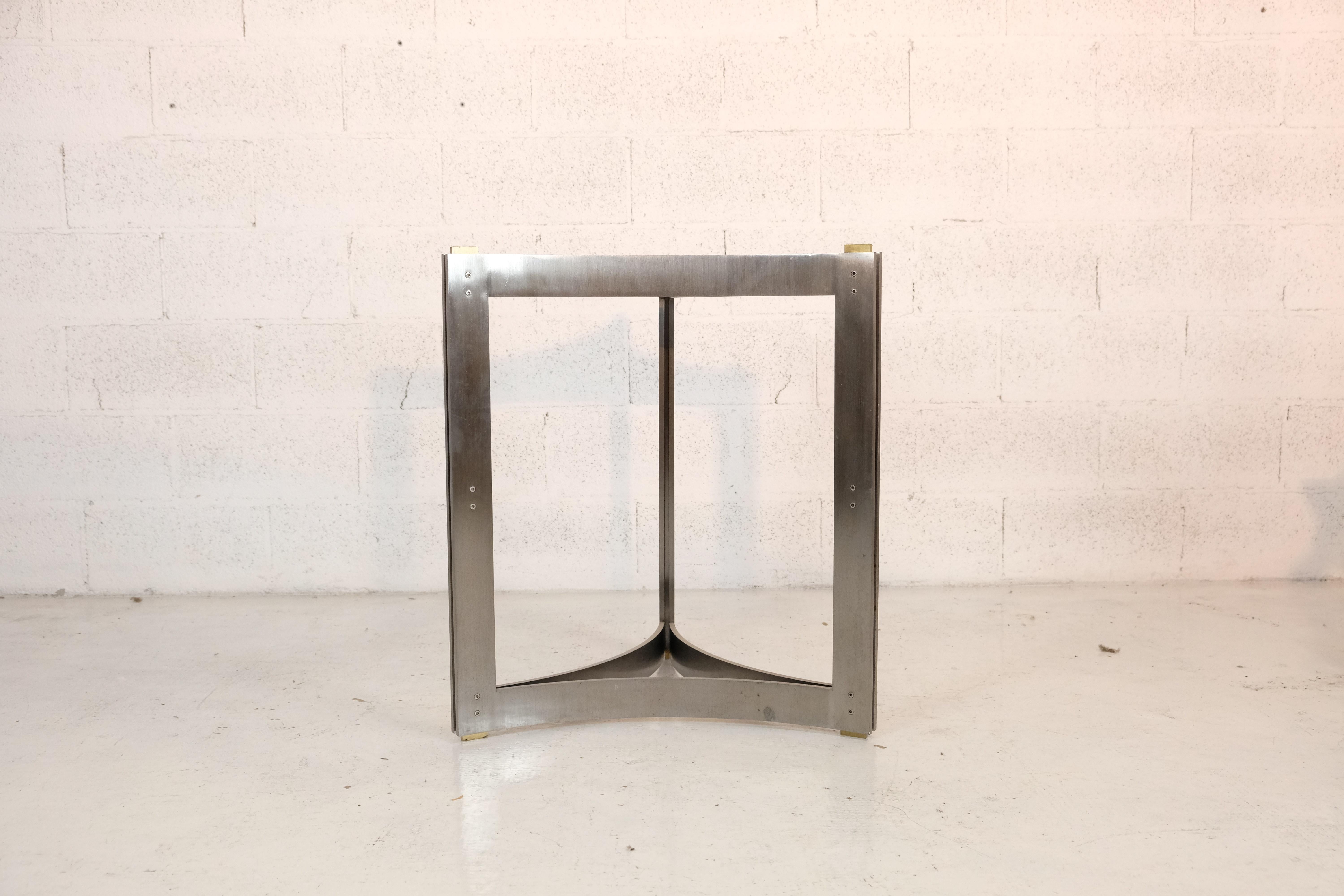 Design/One dans le style de Carlo Scarpa
Structure en métal étiré et plateau en verre
Dimensions : Diamètre 120 cm - H 74 cm - poids 70 kg
CONDITION : très bon avec de petits et inévitables signes d'âge et d'utilisation.