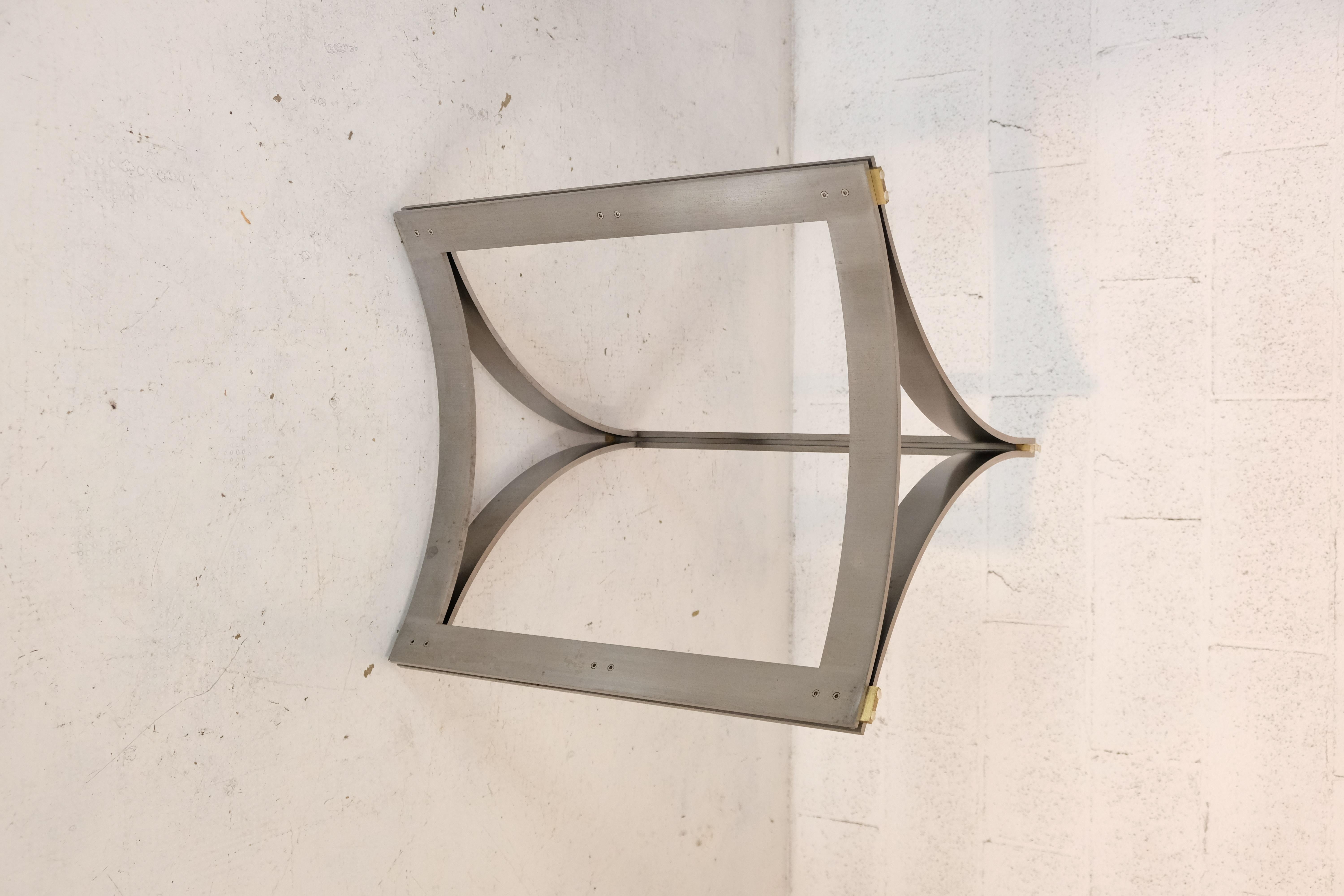 Mid-Century Modern Table ronde avec plateau en verre et structure en métal dans le style de Carlo Scarpa 70s. en vente