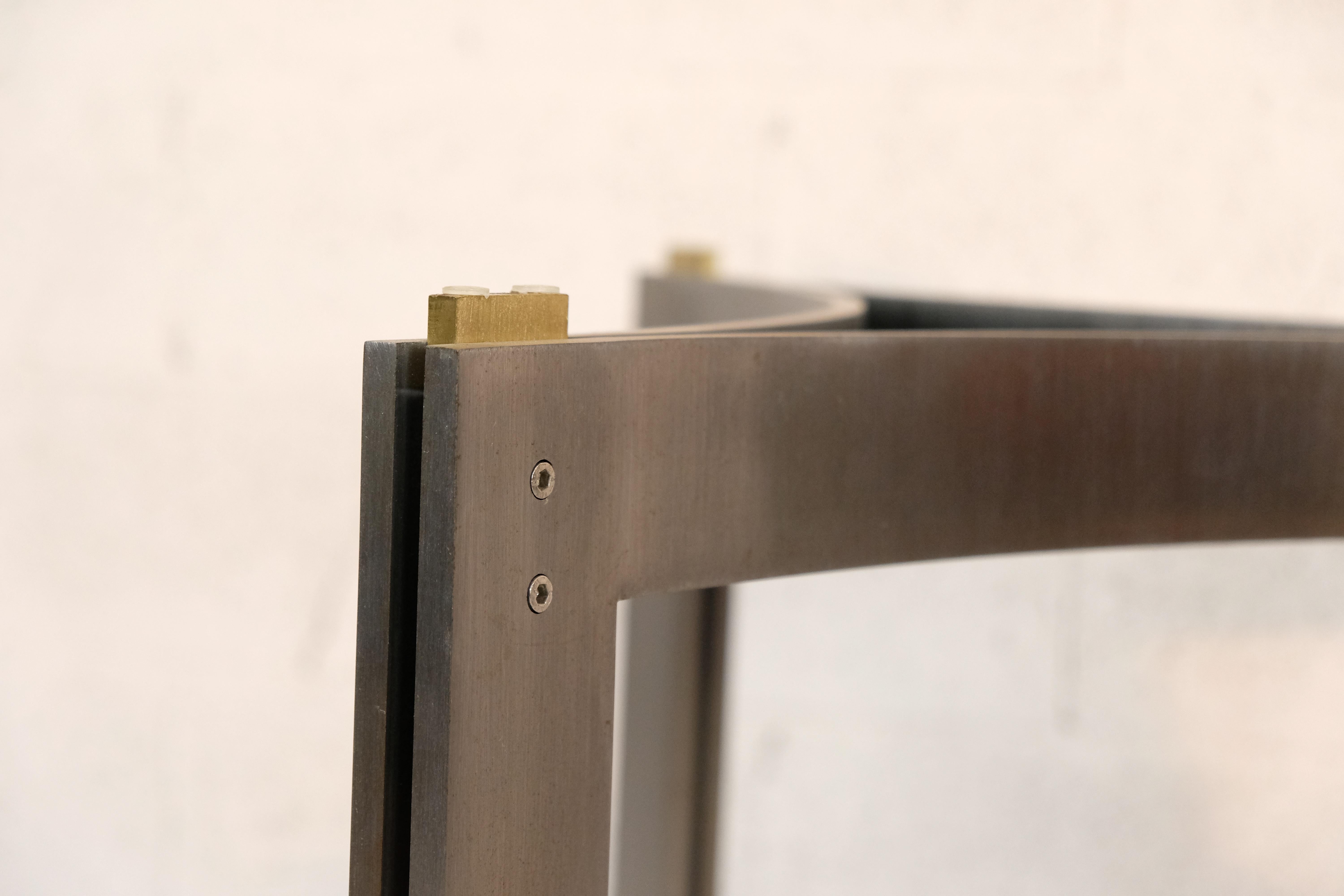 Table ronde avec plateau en verre et structure en métal dans le style de Carlo Scarpa 70s. Bon état - En vente à Padova, IT