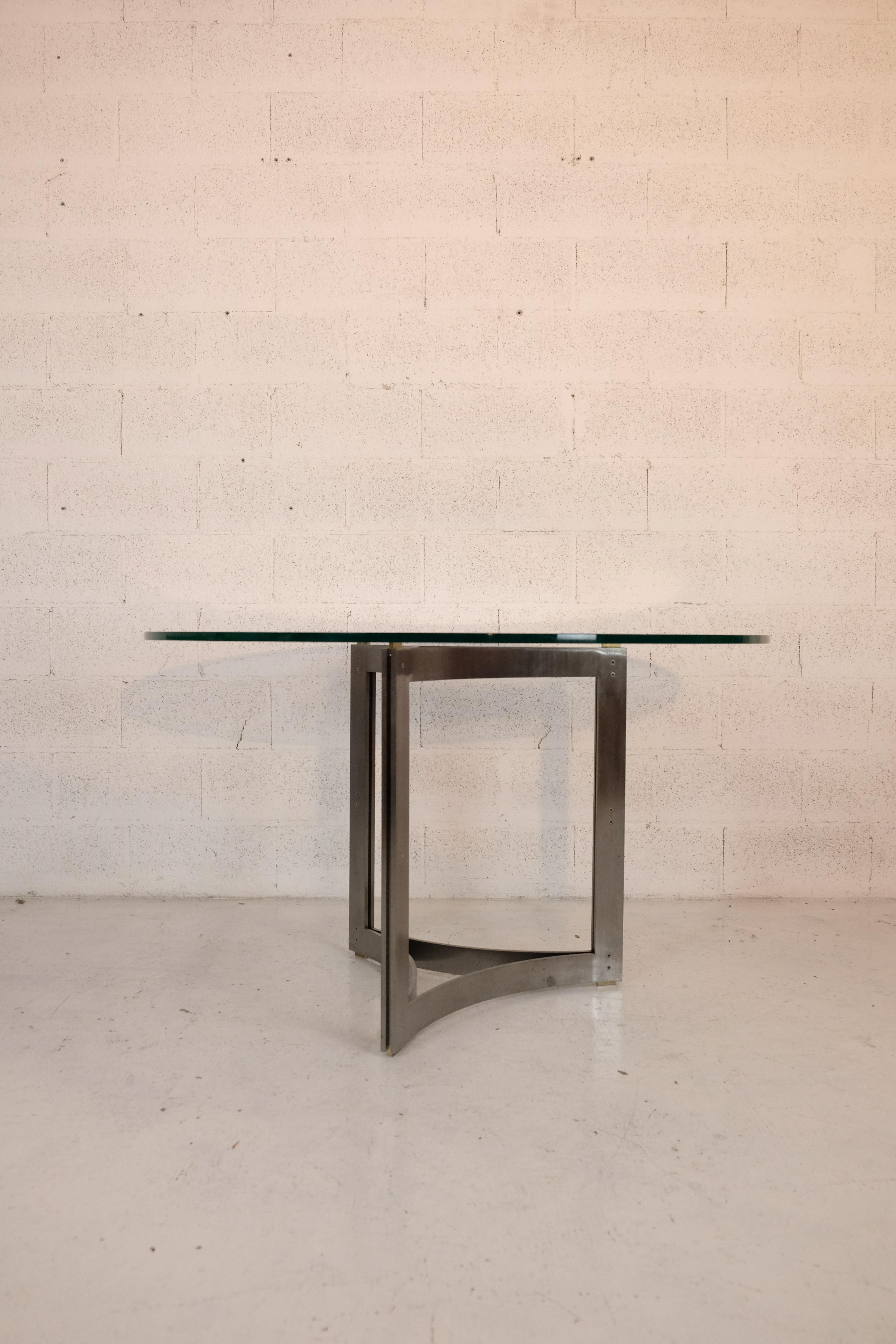 Fin du 20e siècle Table ronde avec plateau en verre et structure en métal dans le style de Carlo Scarpa 70s. en vente