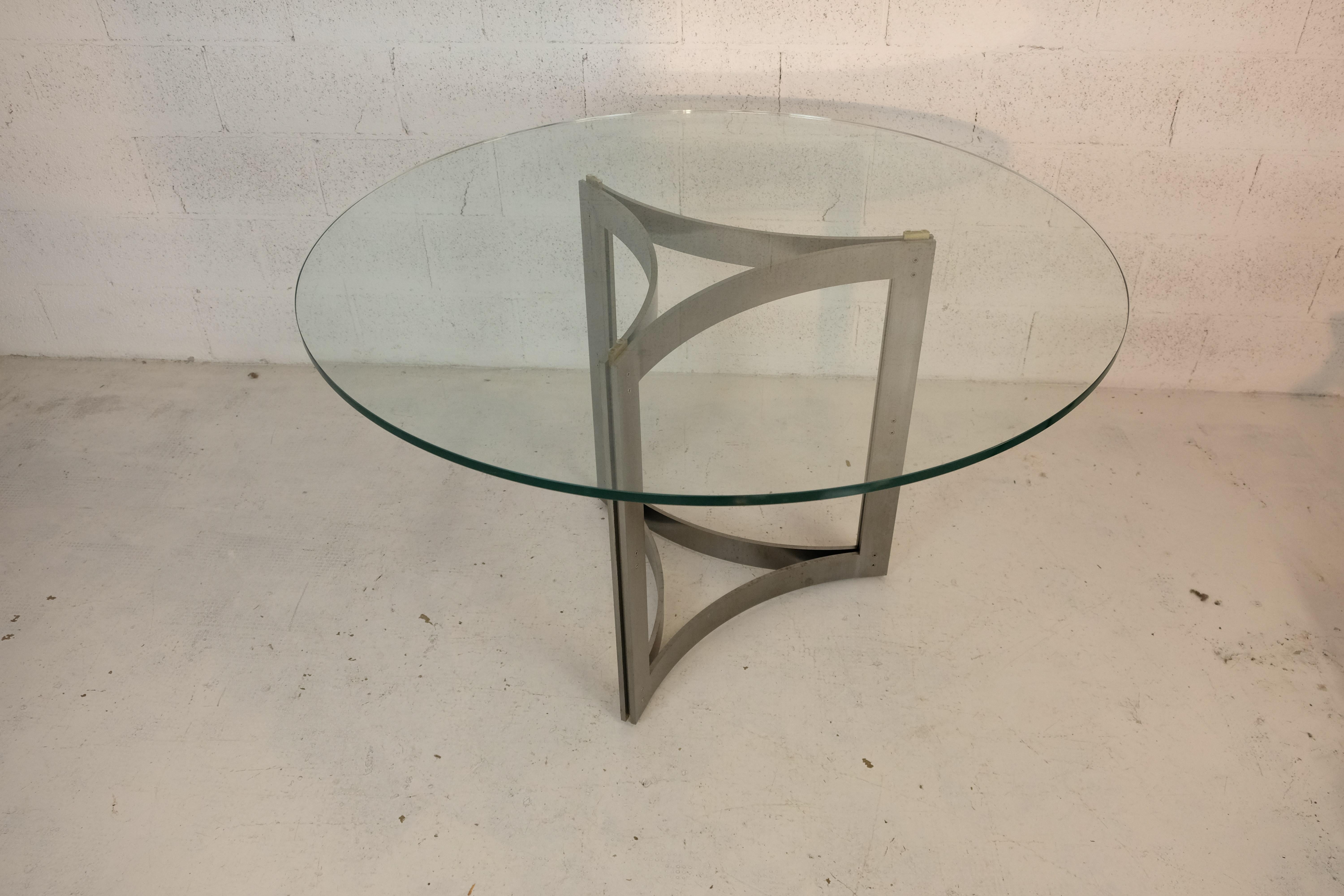 Métal Table ronde avec plateau en verre et structure en métal dans le style de Carlo Scarpa 70s. en vente