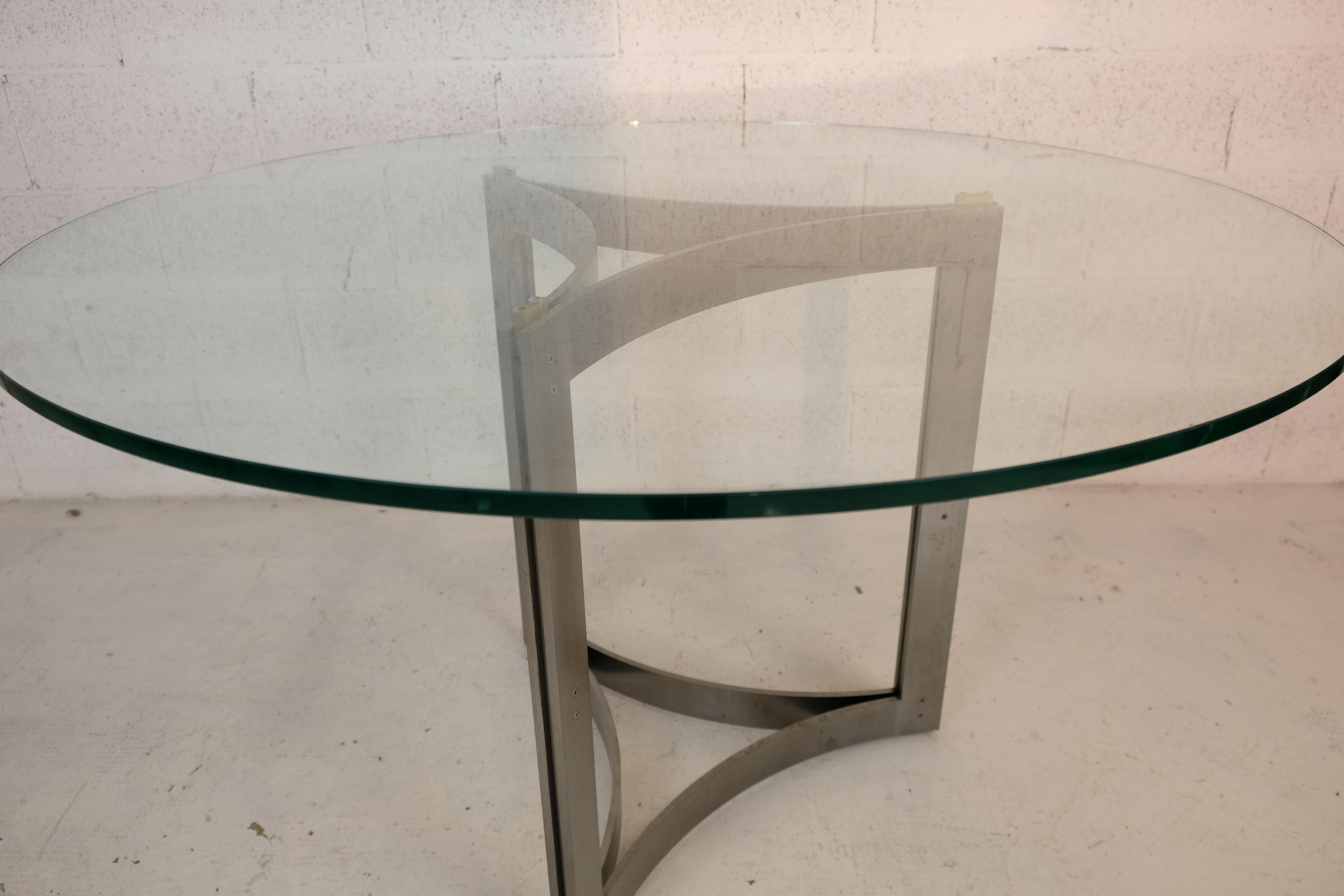 Table ronde avec plateau en verre et structure en métal dans le style de Carlo Scarpa 70s. en vente 1