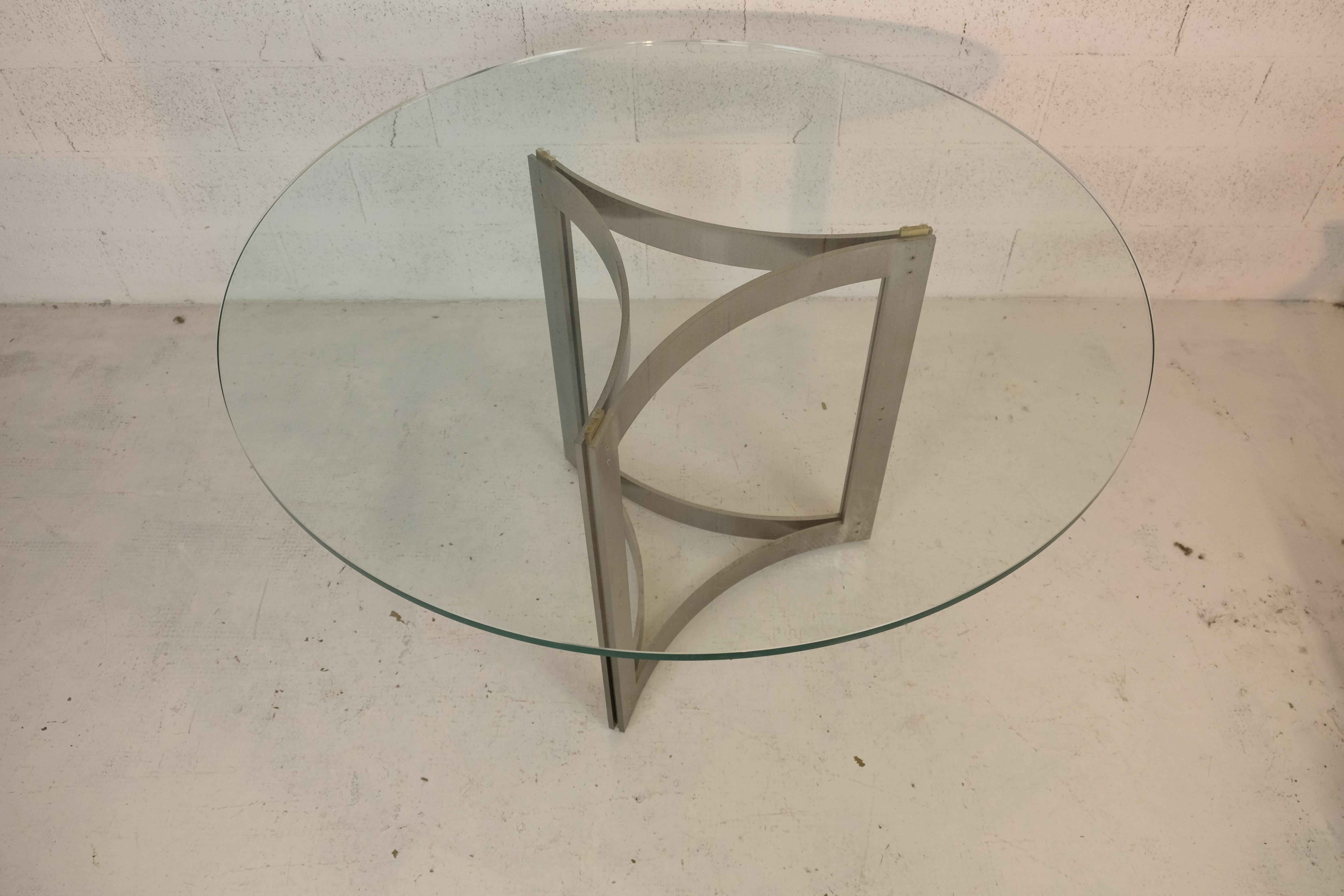 Table ronde avec plateau en verre et structure en métal dans le style de Carlo Scarpa 70s. en vente 2
