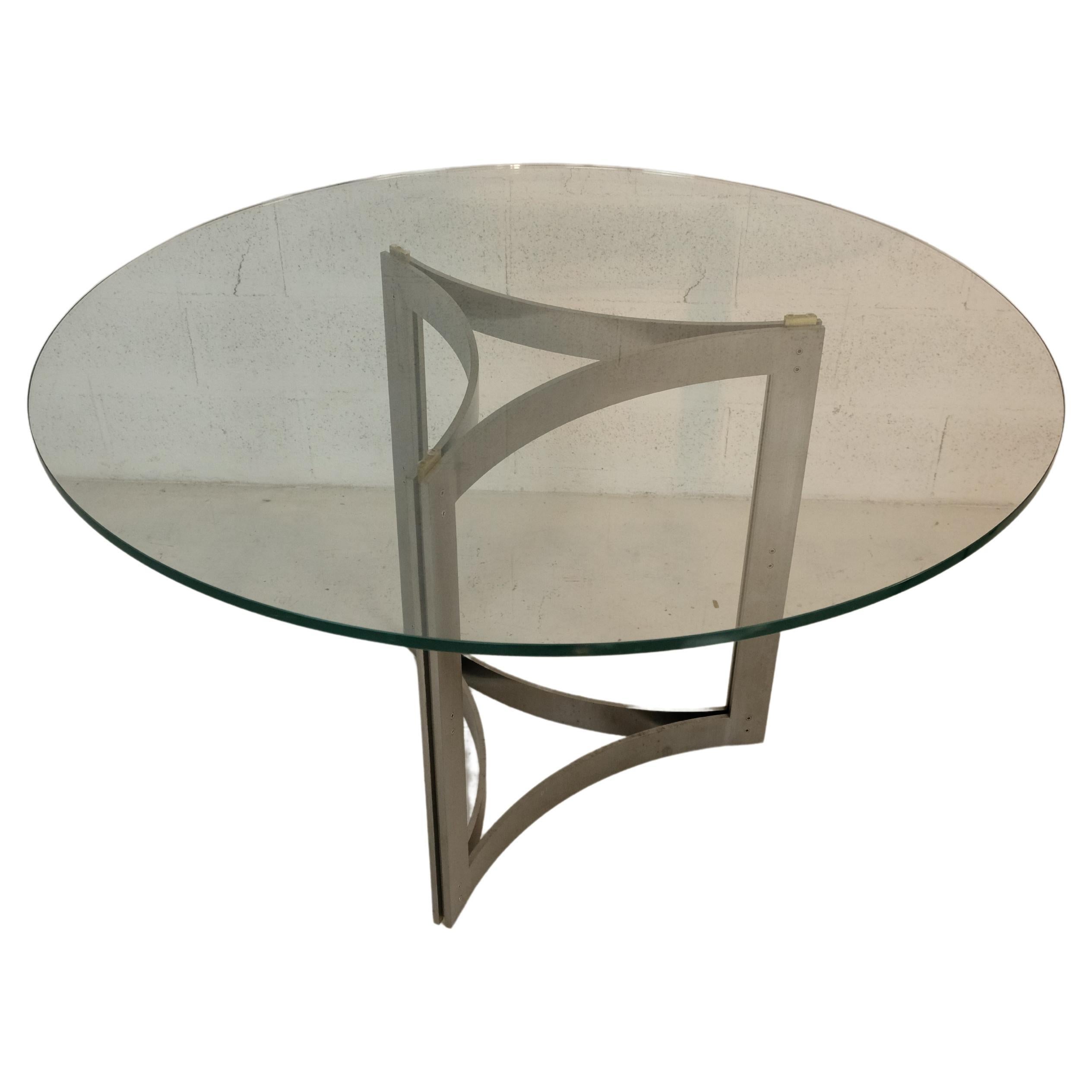 Table ronde avec plateau en verre et structure en métal dans le style de Carlo Scarpa 70s. en vente