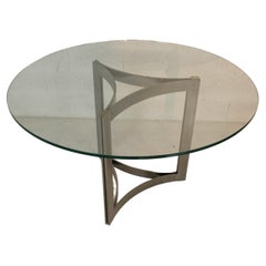Table ronde avec plateau en verre et structure en métal dans le style de Carlo Scarpa 70s.