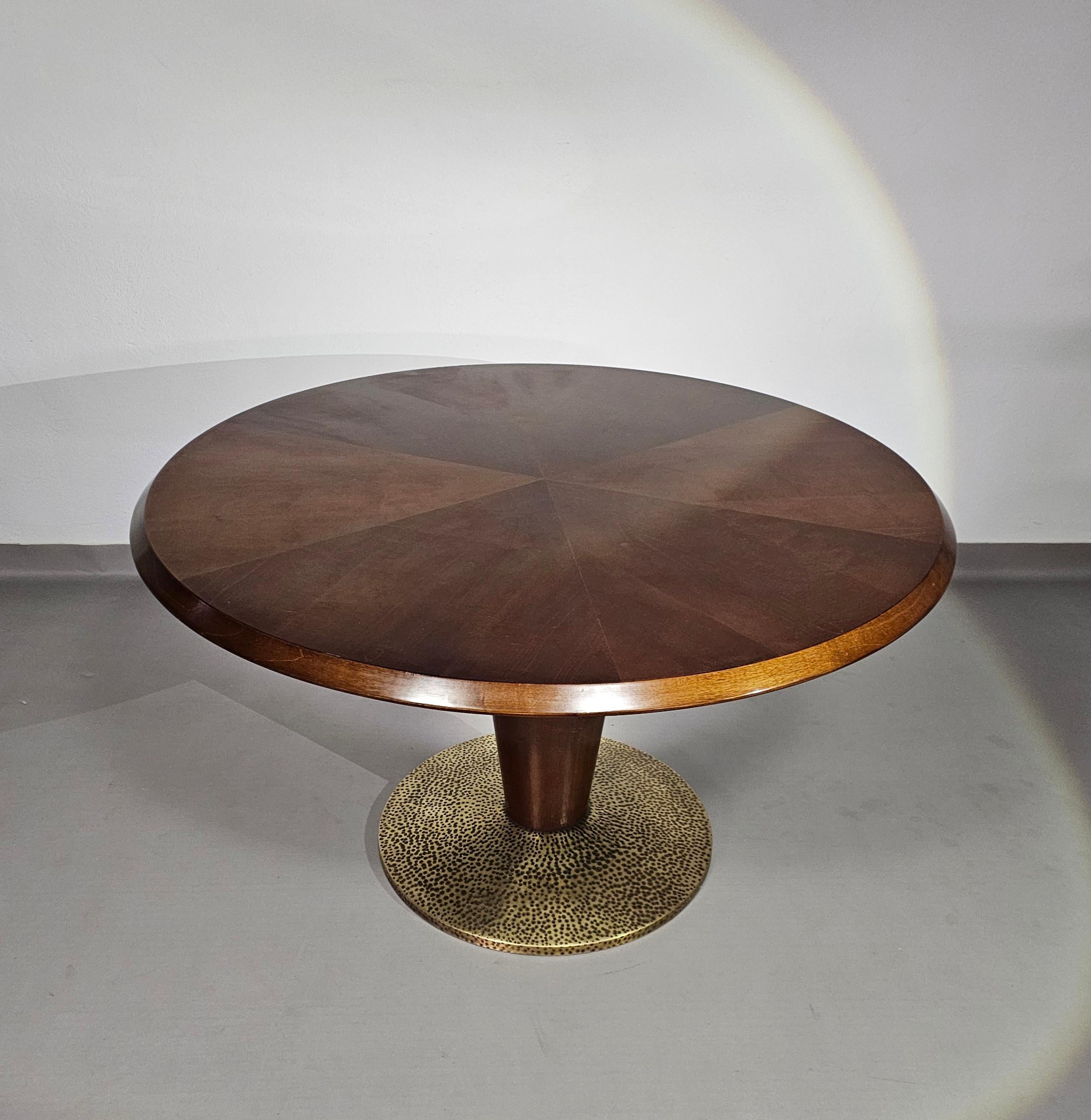 Hand-Crafted Round Table / Hugues Chevalier