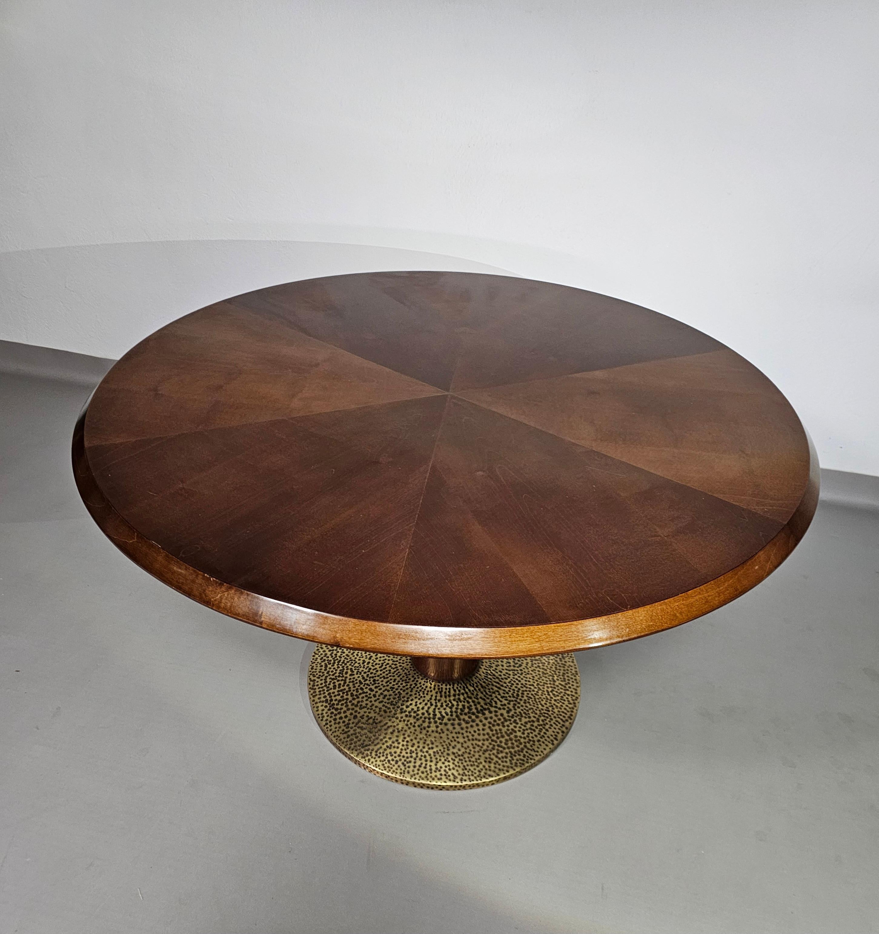 Brass Round Table / Hugues Chevalier