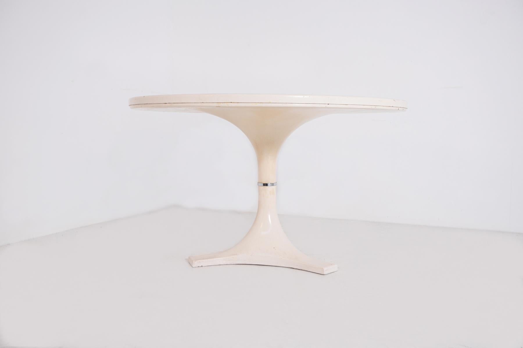 Beautiful table designed by Ignazio Gardella and his wife Anna Castelli Ferrieri for Kartell in 1966, model 4997.
The beautiful Kartell table was made of white polyester resin, reinforced with fiberglass, and chromed metal. Its continuous