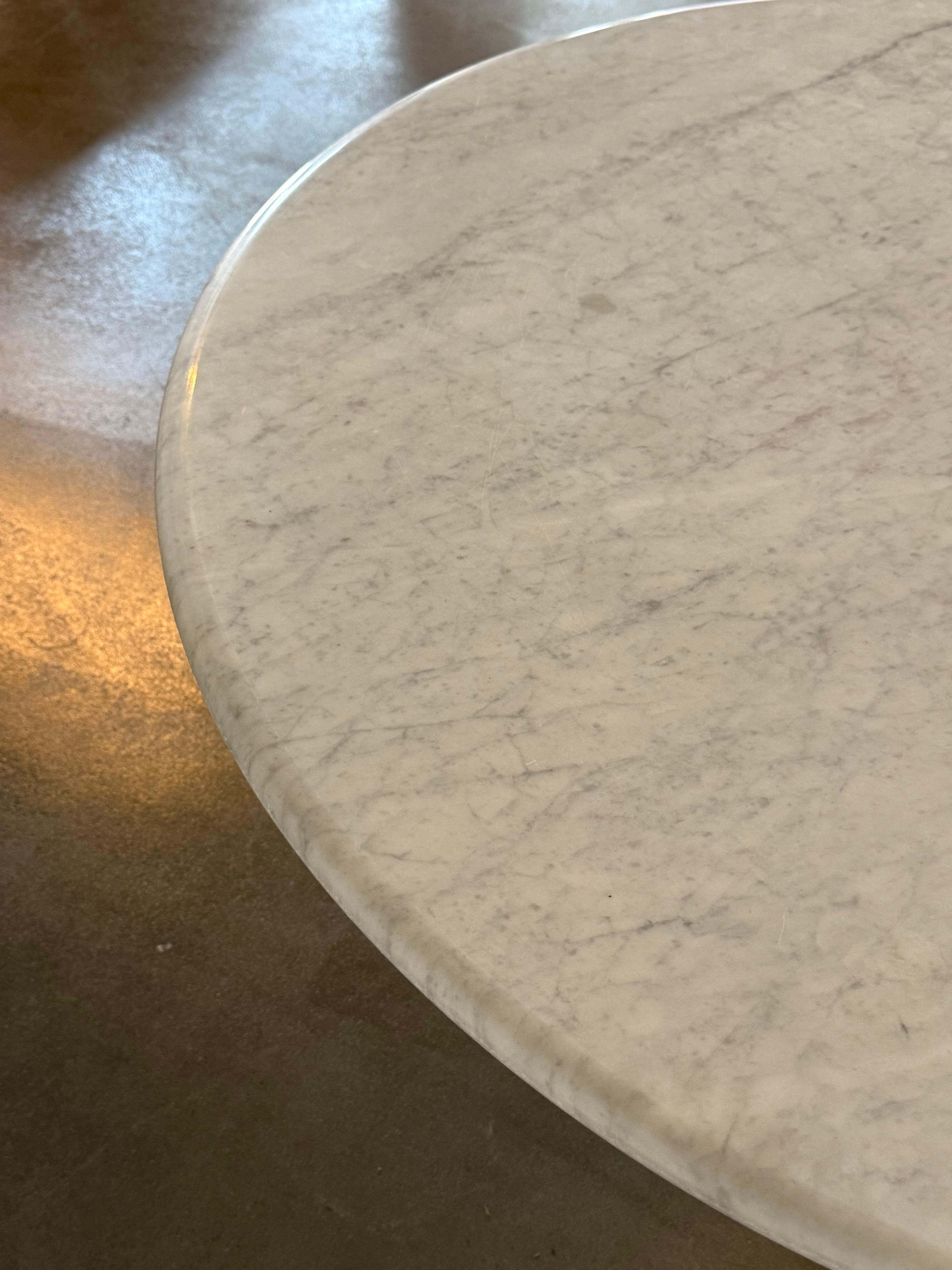 20ième siècle Table ronde en marbre de Carrare par Carlo Scarpa pour Cattelan Italia, 1970 en vente