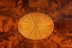 Tavolo rotondo in mogano impiallacciato a fiamma in stile Reggenza