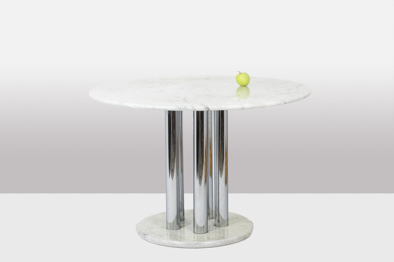 Runder Tisch aus Marmor und verchromtem Metall. 1970er Jahre. im Zustand „Hervorragend“ im Angebot in Saint-Ouen, FR
