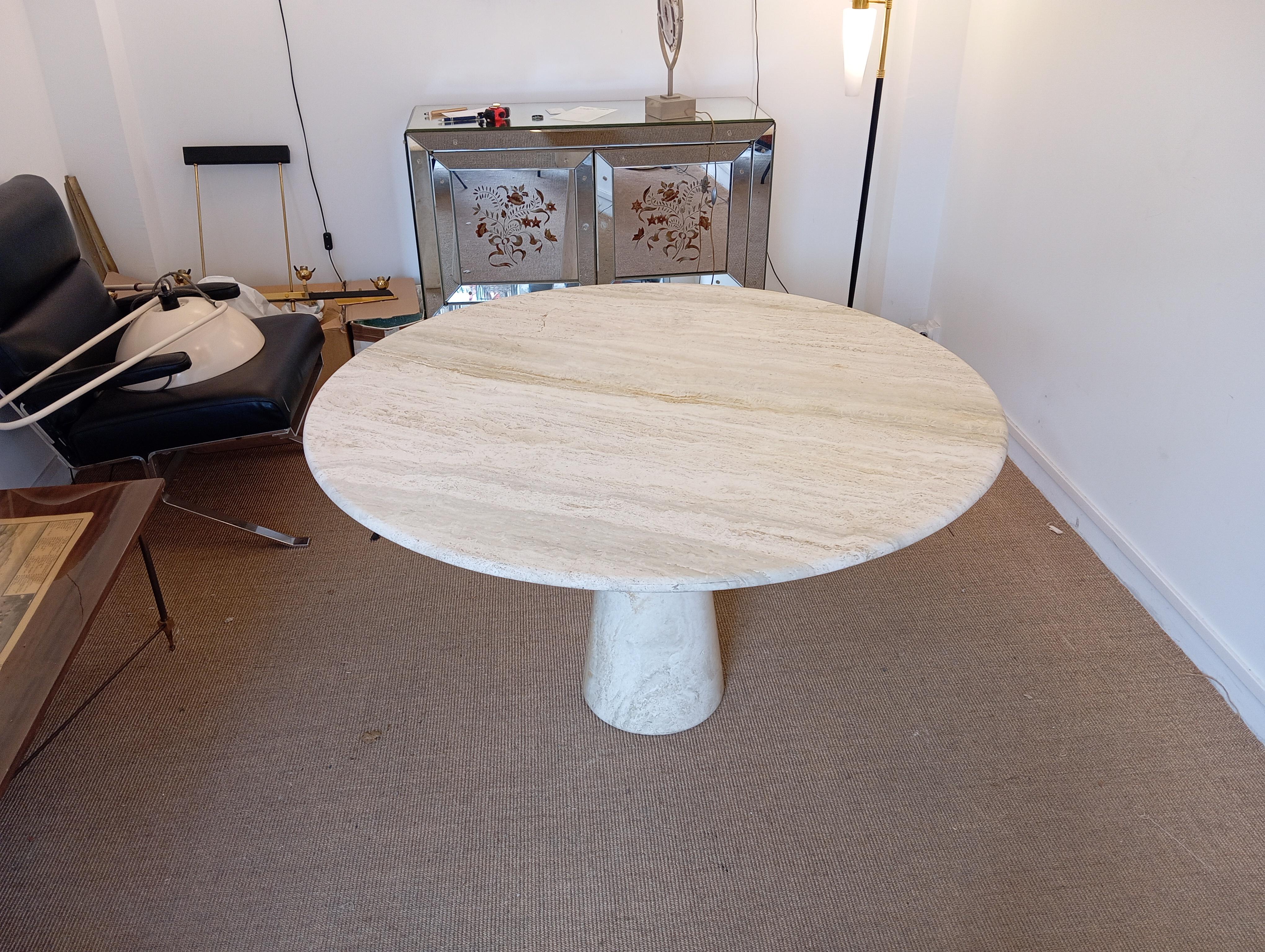 Circular table, composed of a conical travertine base on which is placed a circular natural travertine top.
Italian work circa 1970.
Very good original condition.
Request a quote for transport