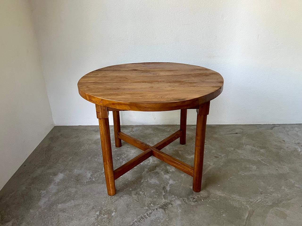 Maison Lecan presents this superb brutalist table in solid elm from the 50s/60s, by designer Pierre Gauthier Delaye. Very beautiful veining of the elm and superb top with a thickness of 5 cm. A beautiful brutalist piece to mix with 80s furniture for