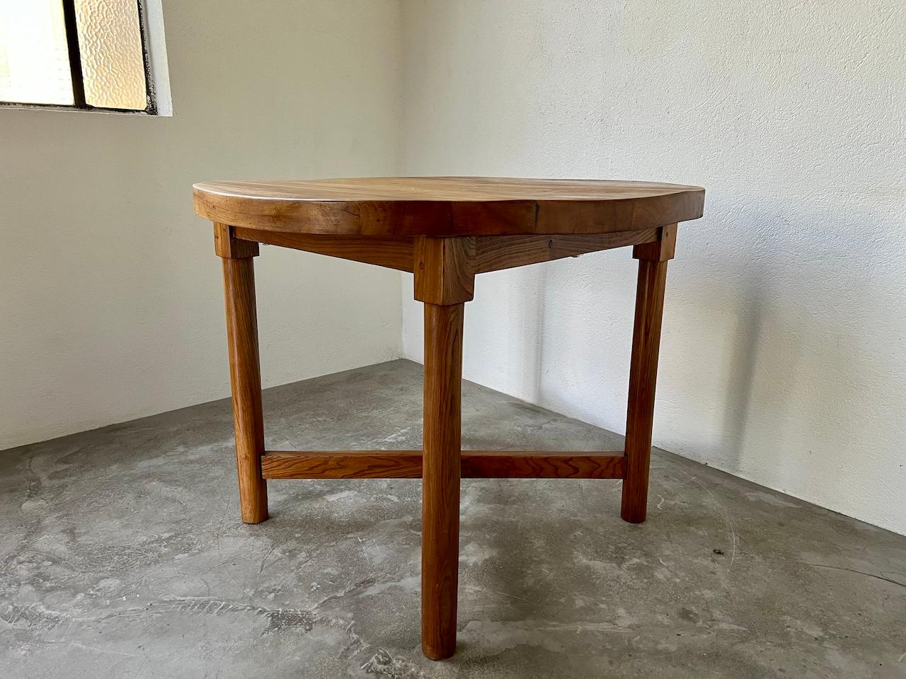 Round table in solid elm by Pierre Gautier Delaye In Good Condition In LYON, FR