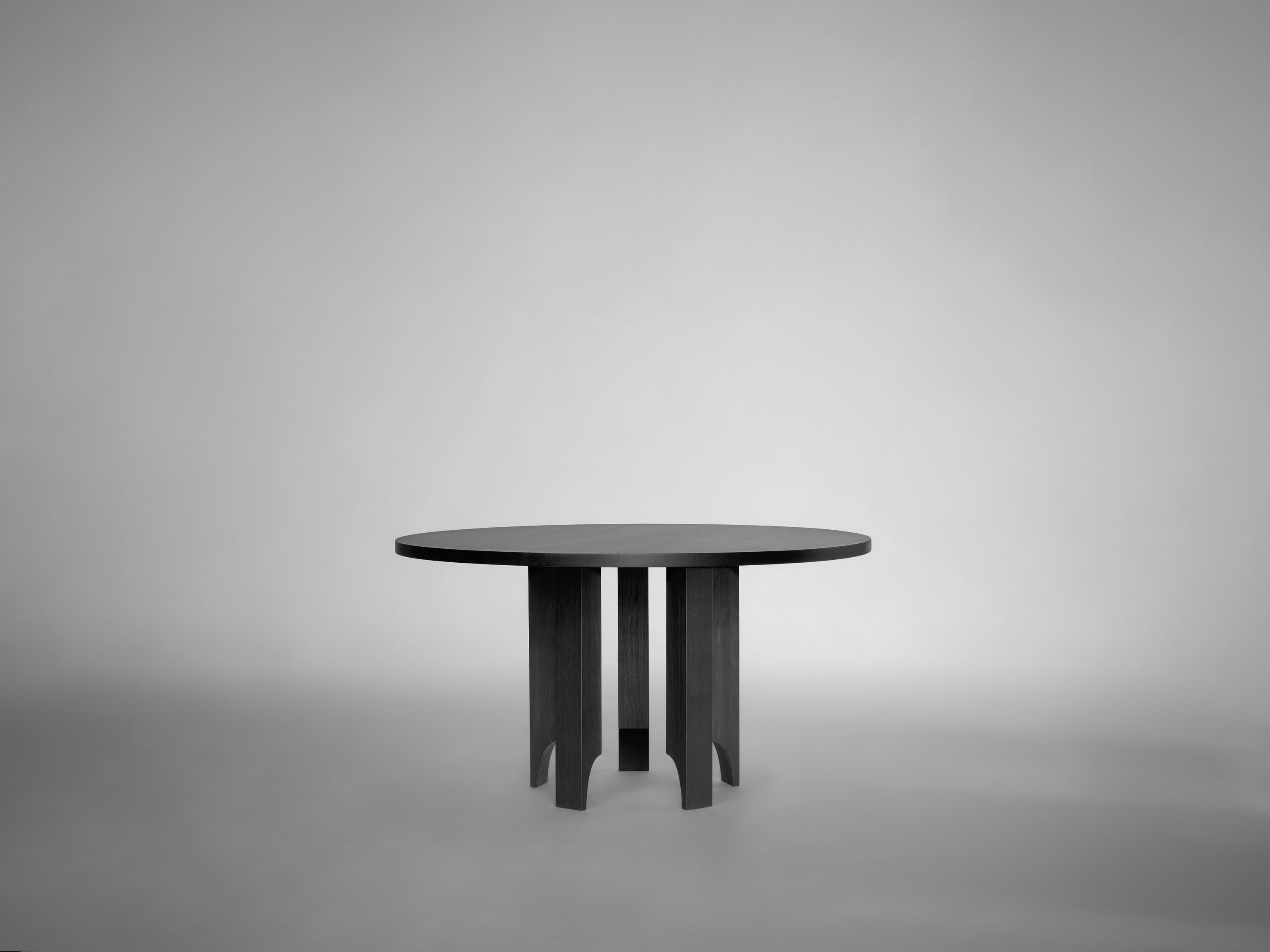 Apporter de la légèreté et de l'Eleg à ses matériaux et formes lourdes. La table Acer est un jeu d'équilibre entre ses volumes lourds et solides et ses pieds légers et pointus qui présentent des vides semi-arqués. Conçue par Aad Bos et fabriquée aux