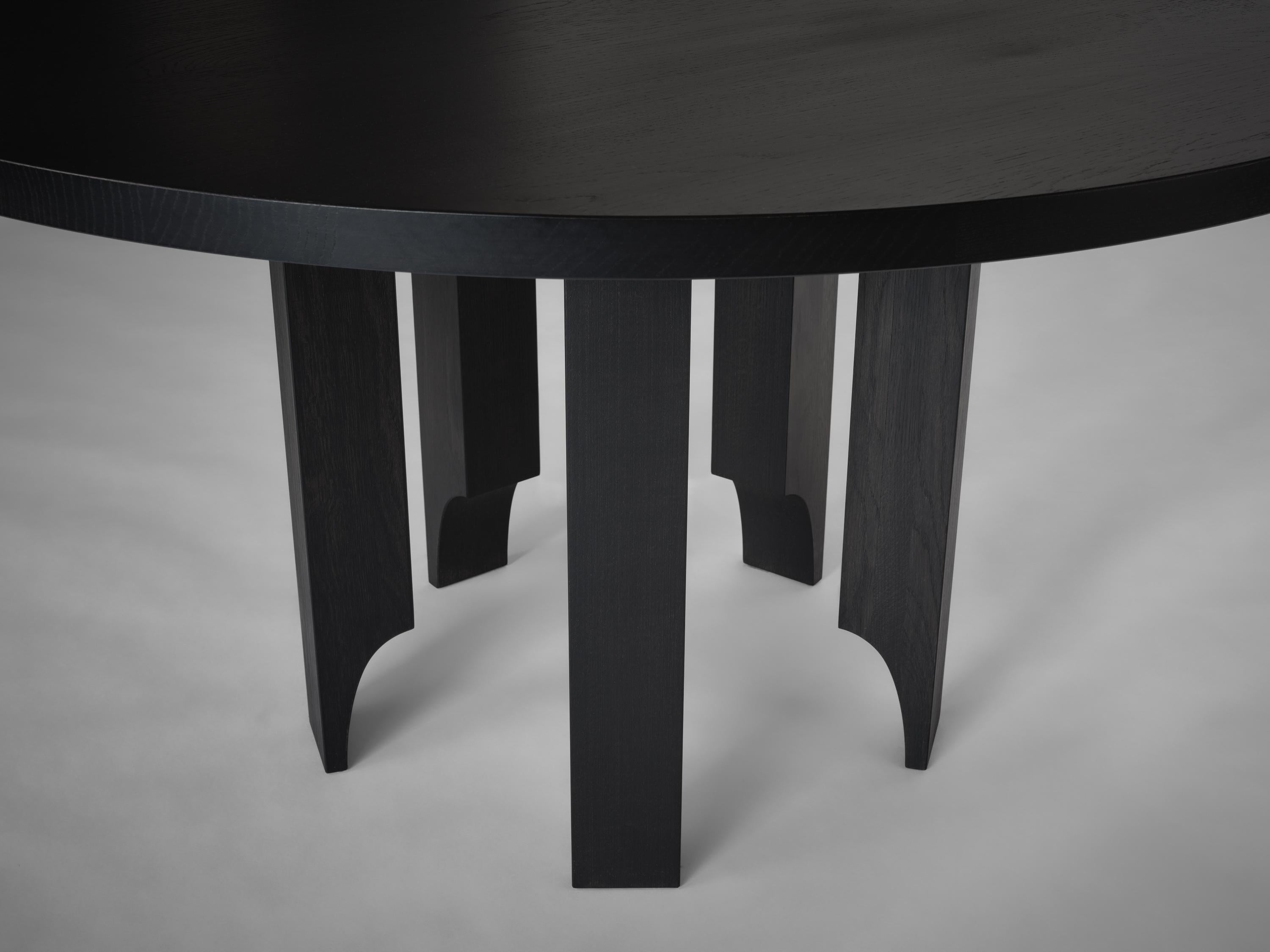 Néerlandais Table ronde en chêne européen massif - Acer by Mokko en vente