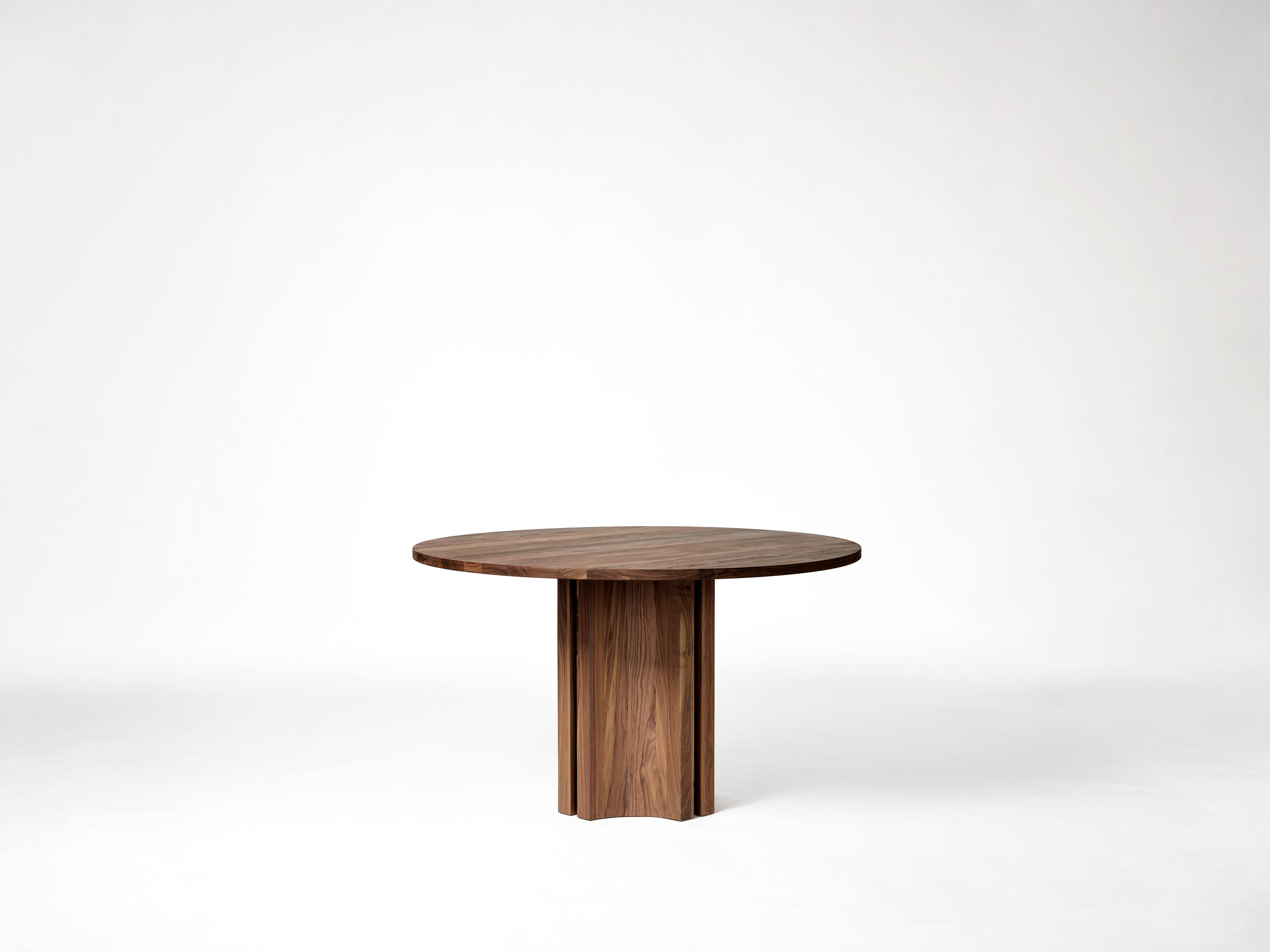Round Table in Solid Walnut - Aperta by Mokko