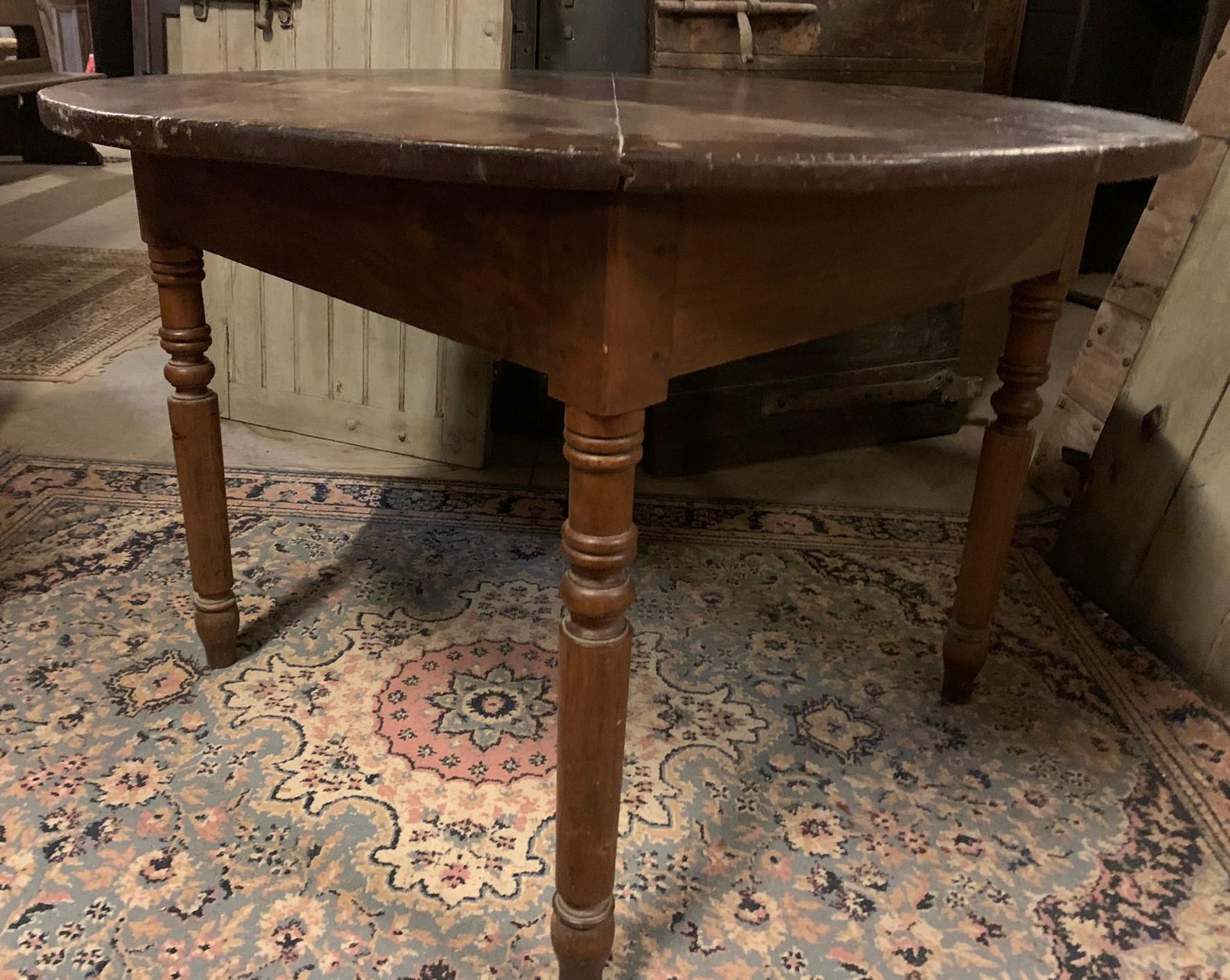Round table in walnut and beech wood, carved legs, Italy For Sale 5