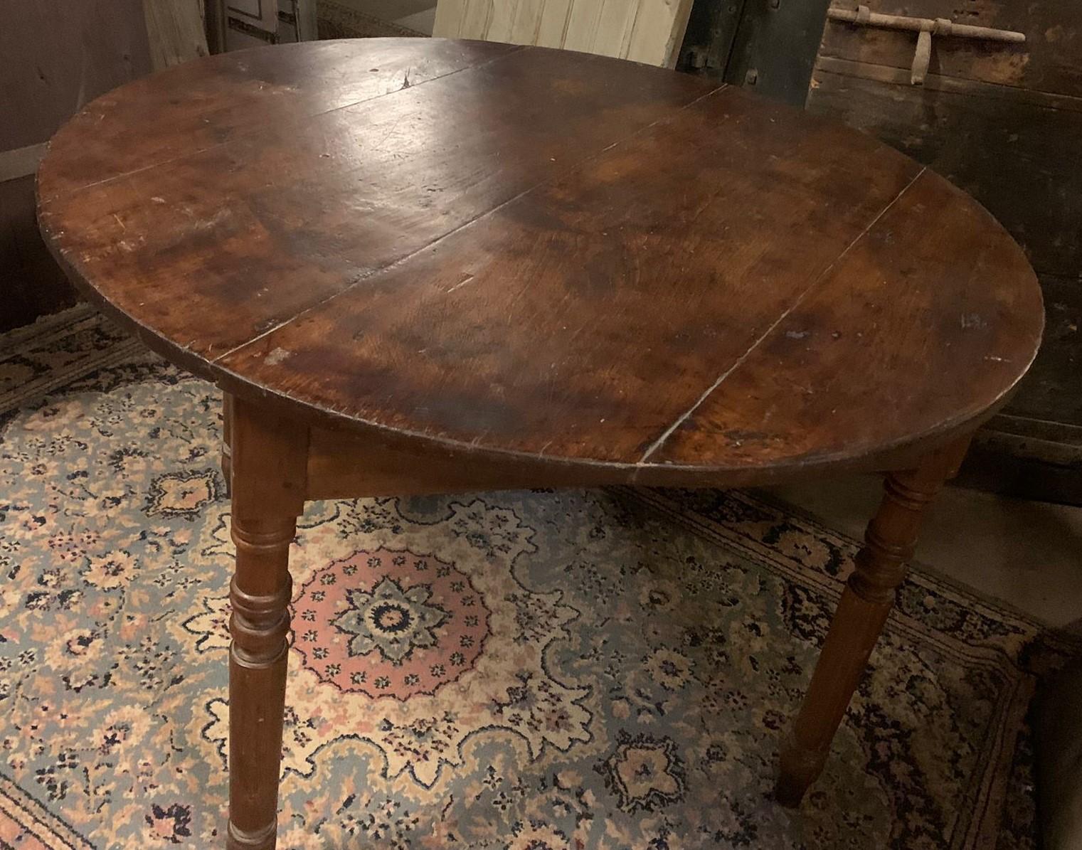 Round table in walnut and beech wood, carved legs, Italy For Sale 6