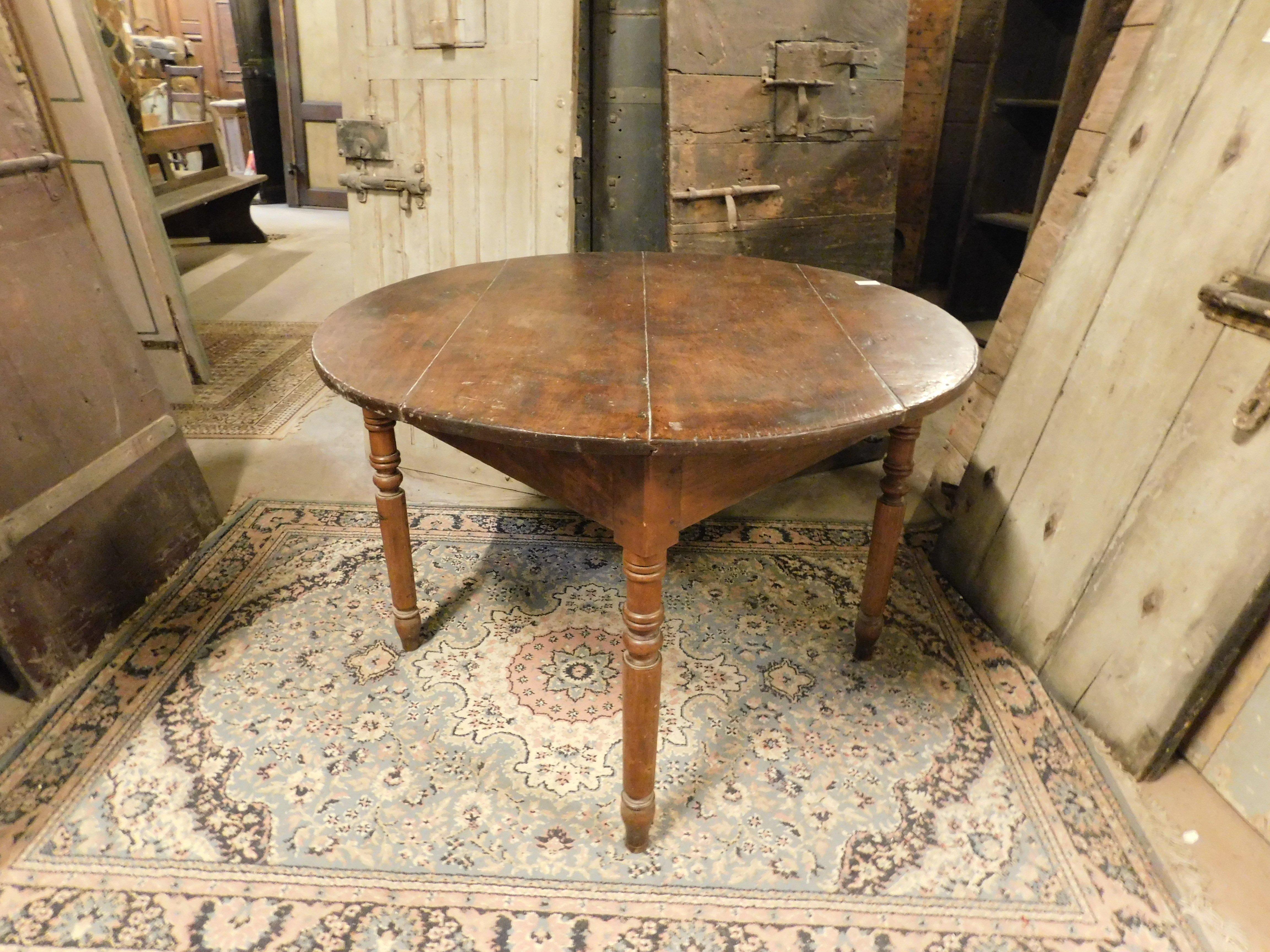 Antique round table in walnut and beech wood, carved turned legs, original from the 19th century, Origin Saluzzo (Italy).
Size cm w 120 x D 118 x H 80