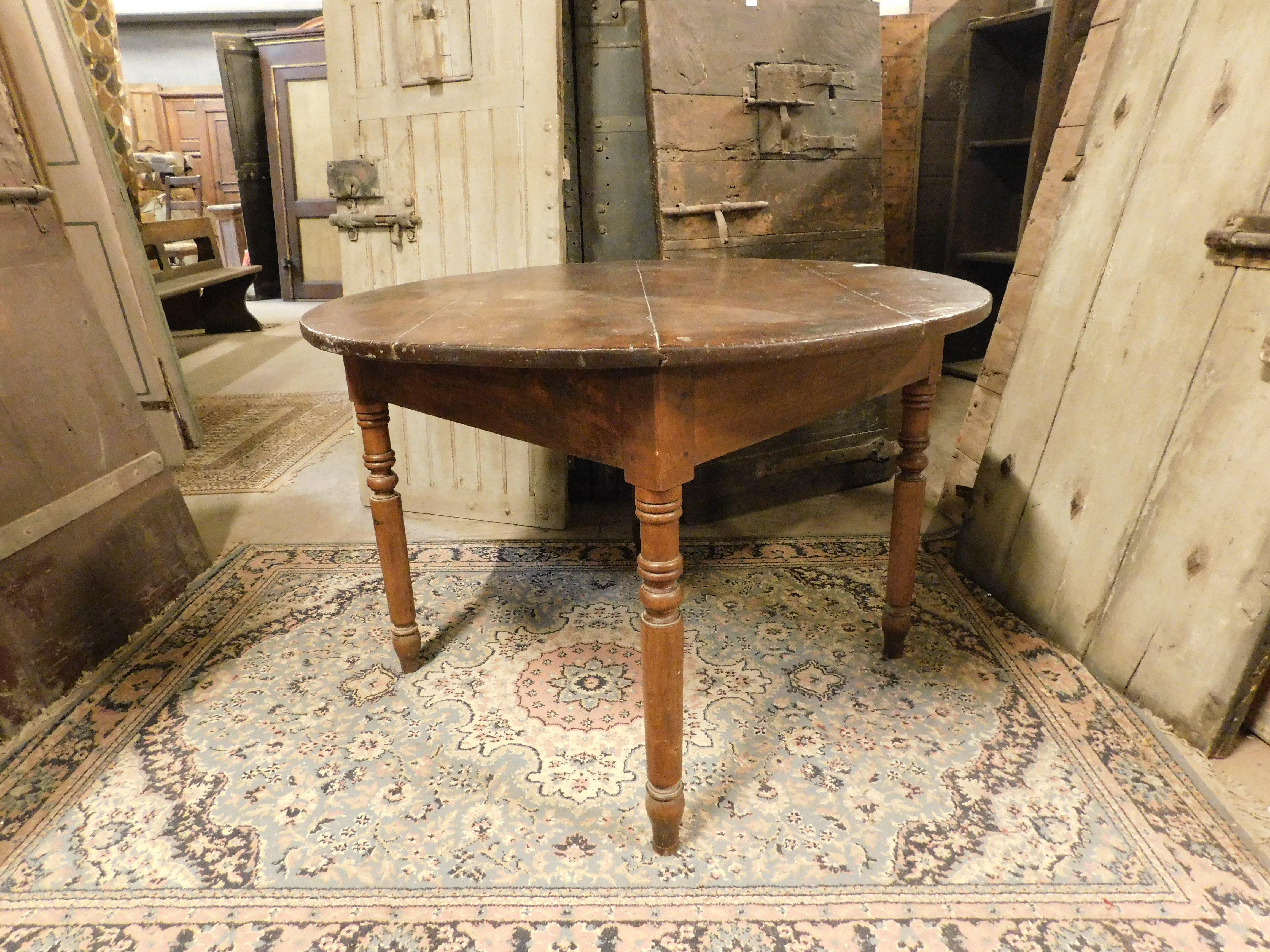 Round table in walnut and beech wood, carved legs, Italy In Good Condition For Sale In Cuneo, Italy (CN)