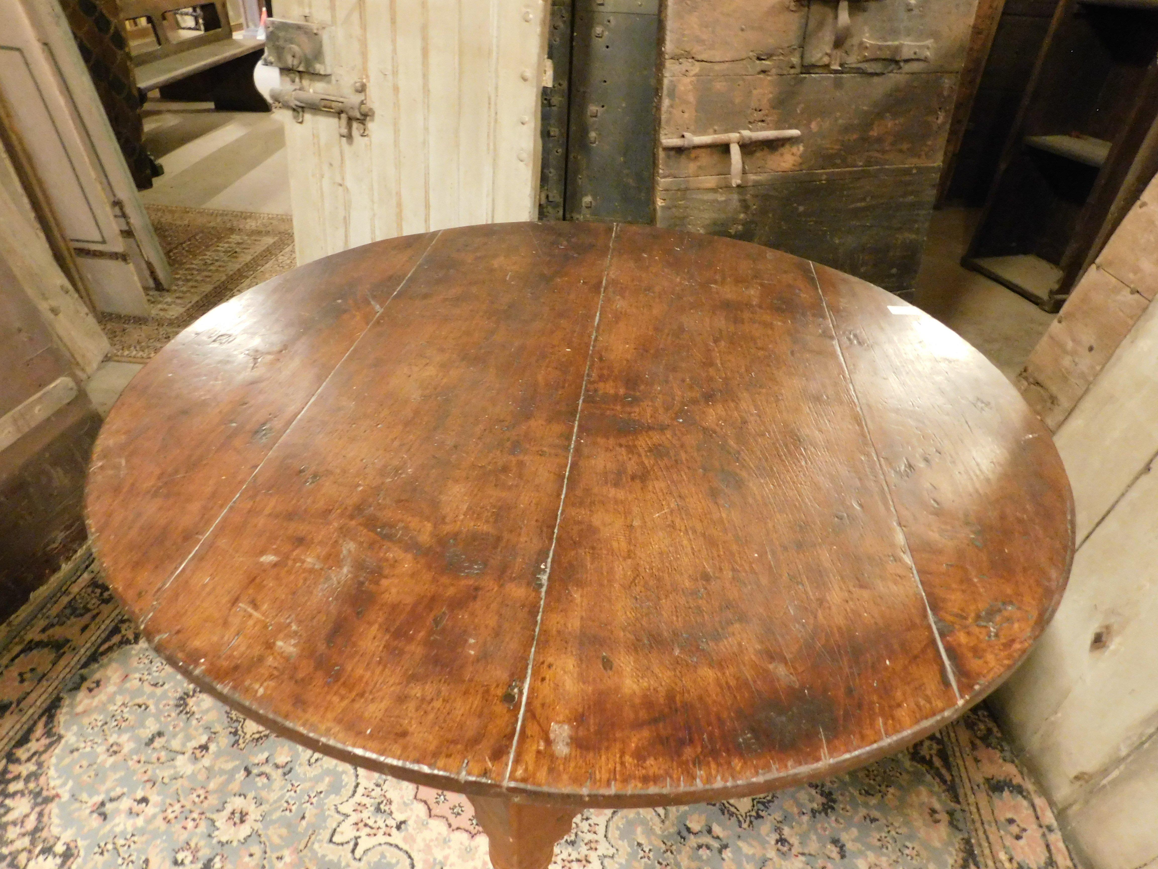 19th Century Round table in walnut and beech wood, carved legs, Italy For Sale