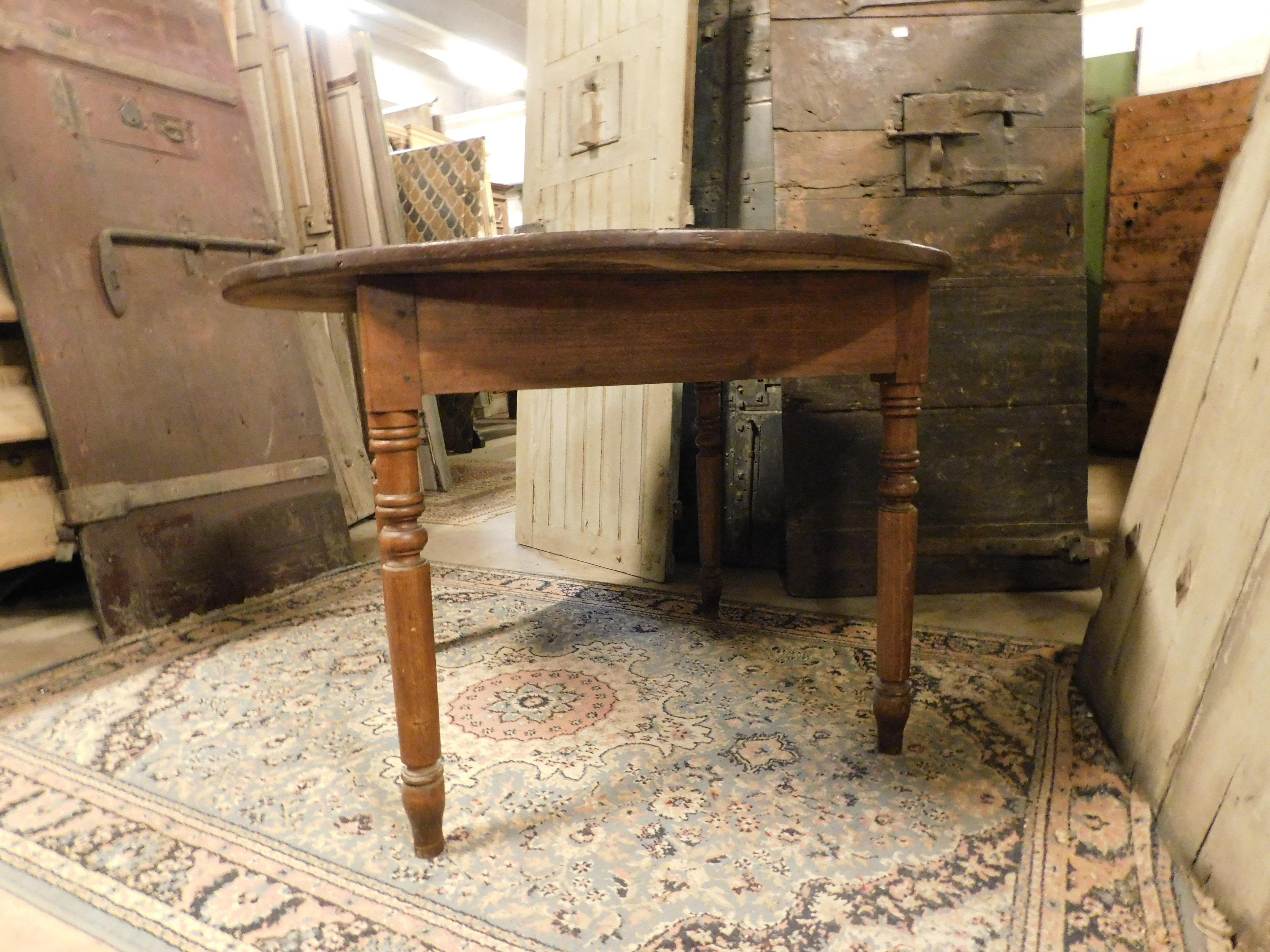 Walnut Round table in walnut and beech wood, carved legs, Italy For Sale