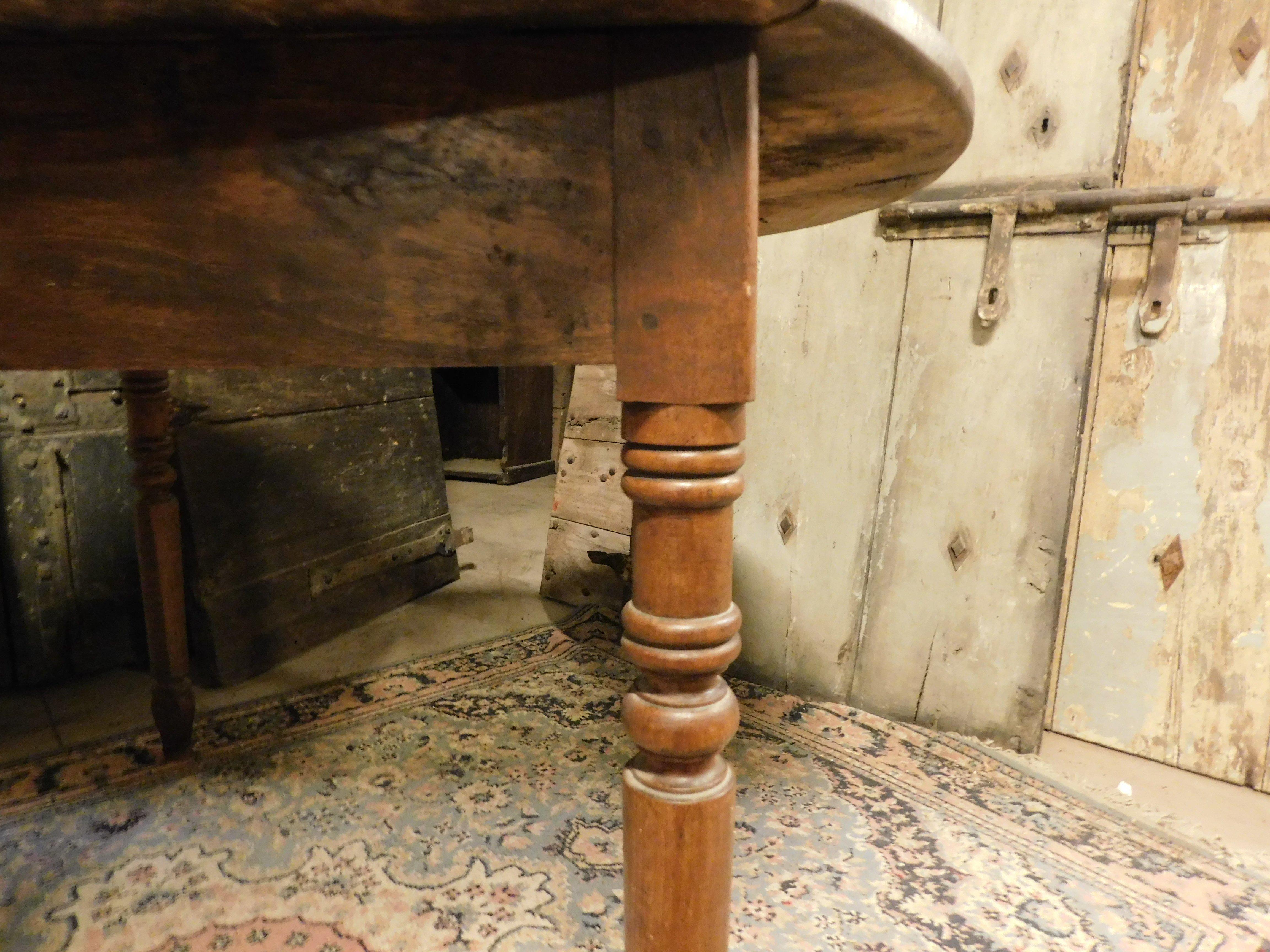 Round table in walnut and beech wood, carved legs, Italy For Sale 3