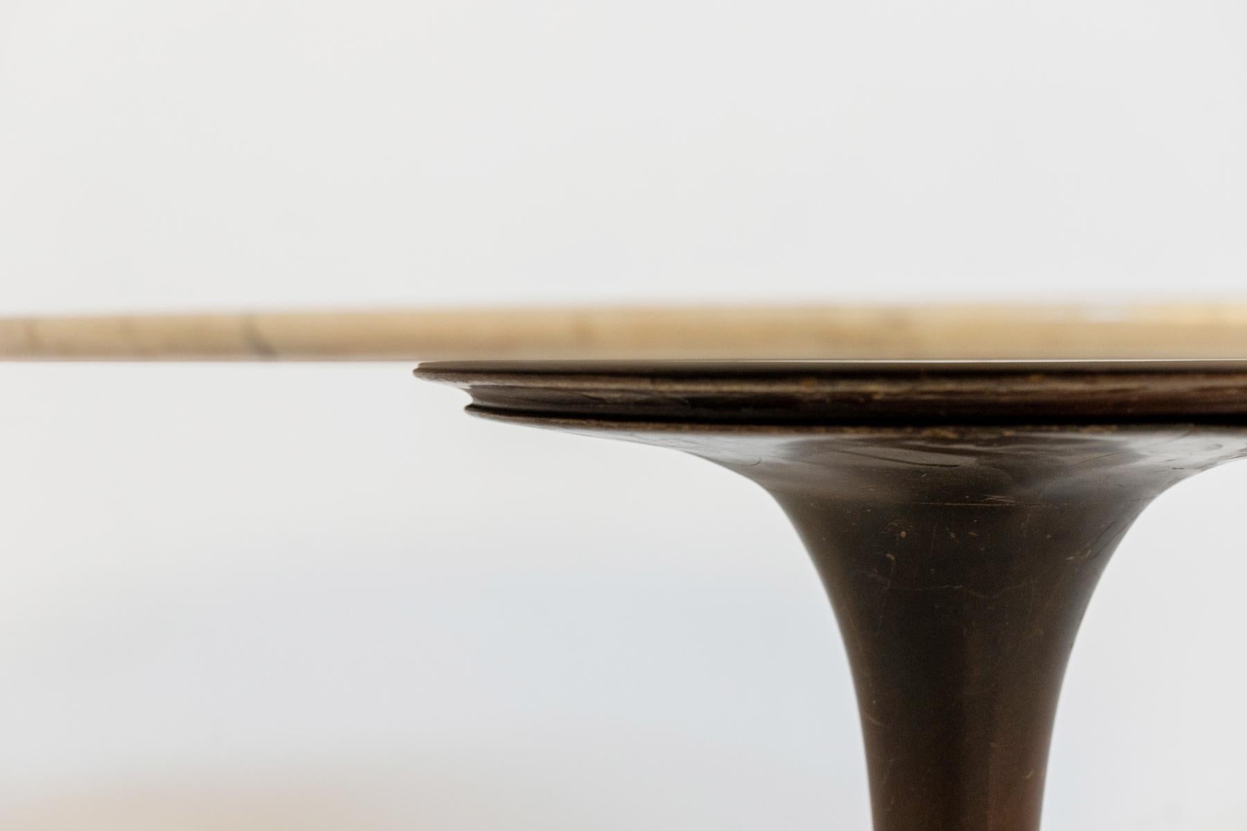 Magnifique table en bois conçue par Luigi Massoni dans les années 70 pour la manufacture italienne Boffi.
La table a une structure ronde entièrement en bois fin, soutenue par une seule tige, qui repose sur une base ronde.
Le plateau est fait d'un