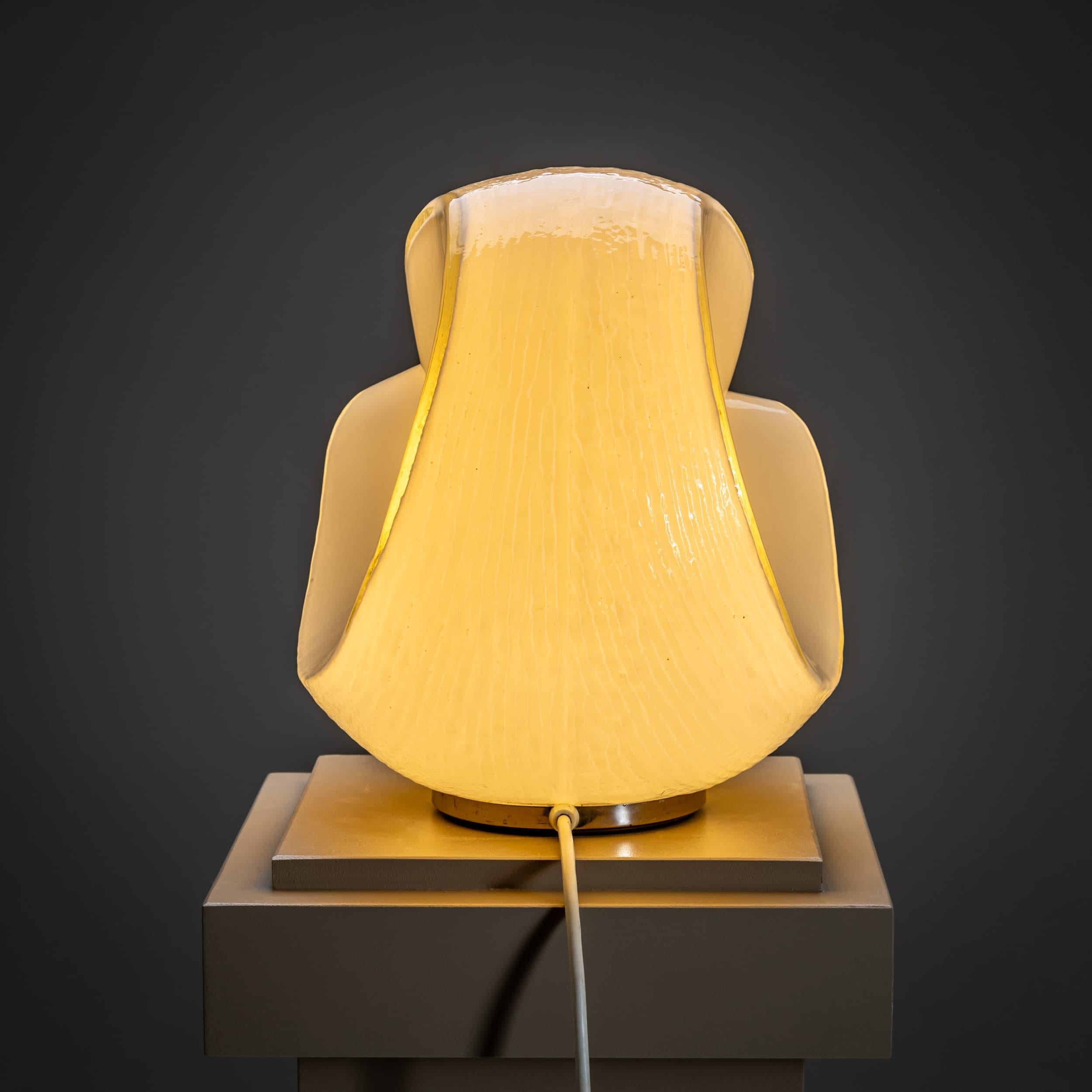 Lámpara de mesa redonda de Carlo Nason para A.V. Mazzega, Italia, años 70 en Bueno estado para la venta en Greding, DE