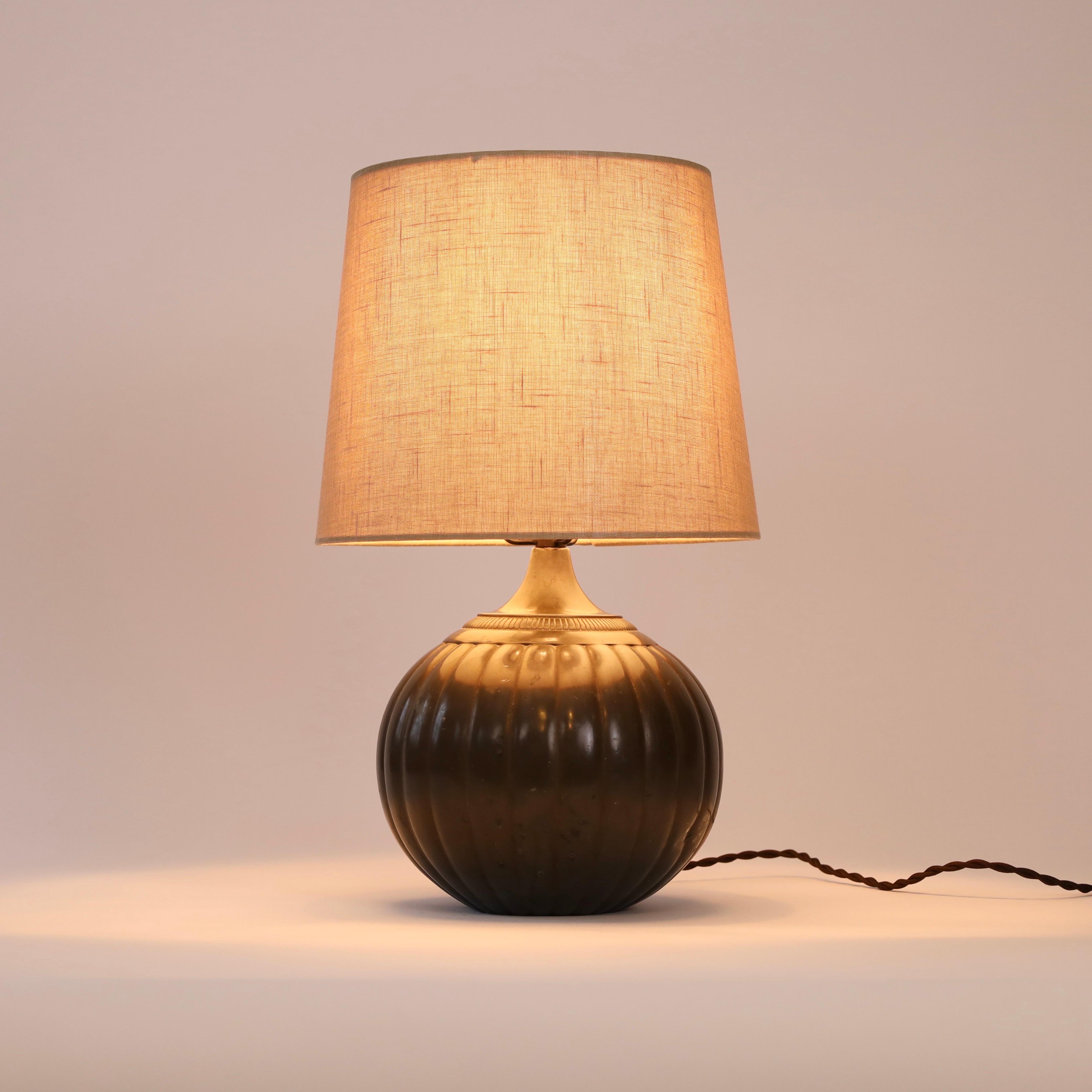 Art déco Lampe de table ronde par Just Andersen, années 1930, Danemark en vente
