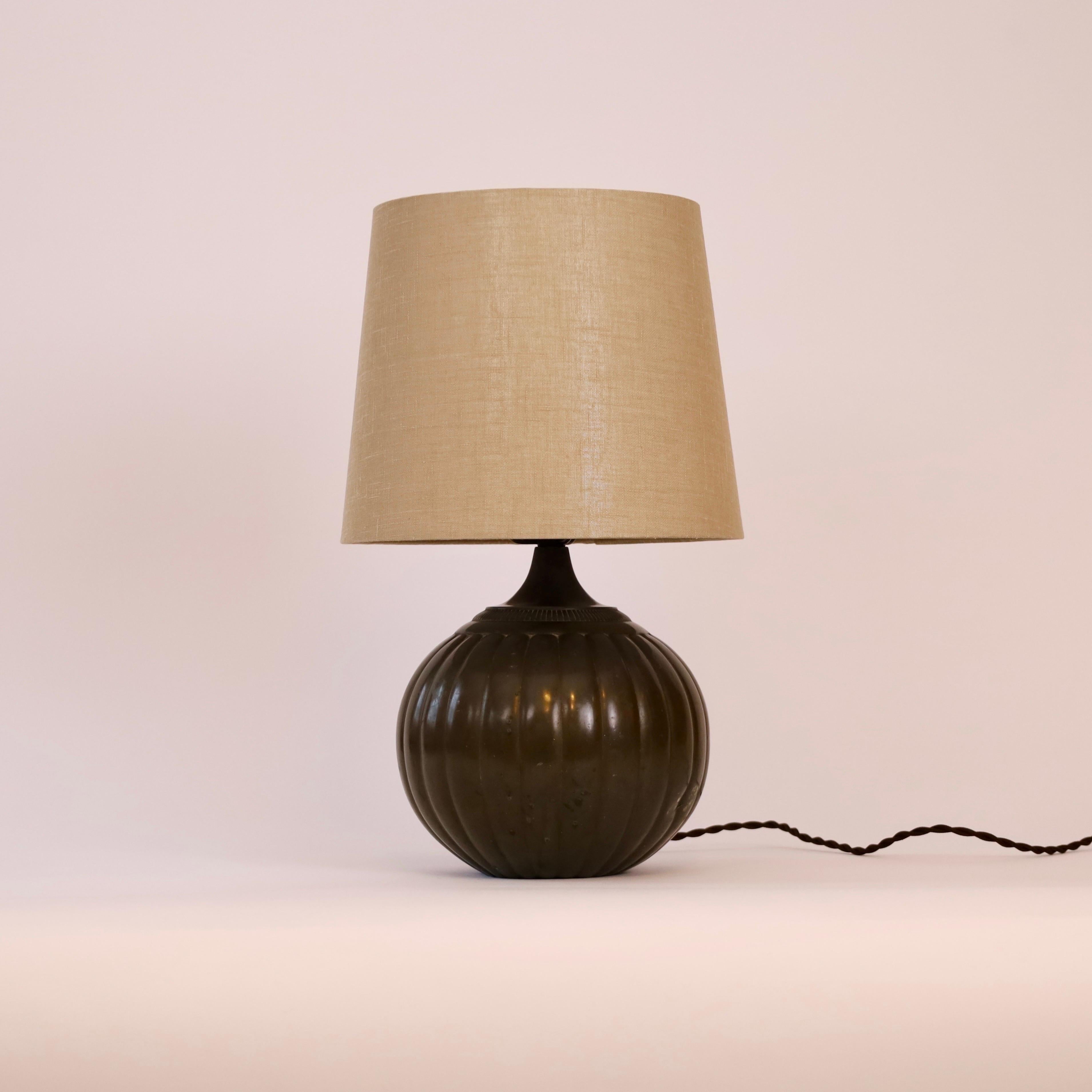 Danois Lampe de table ronde par Just Andersen, années 1930, Danemark en vente