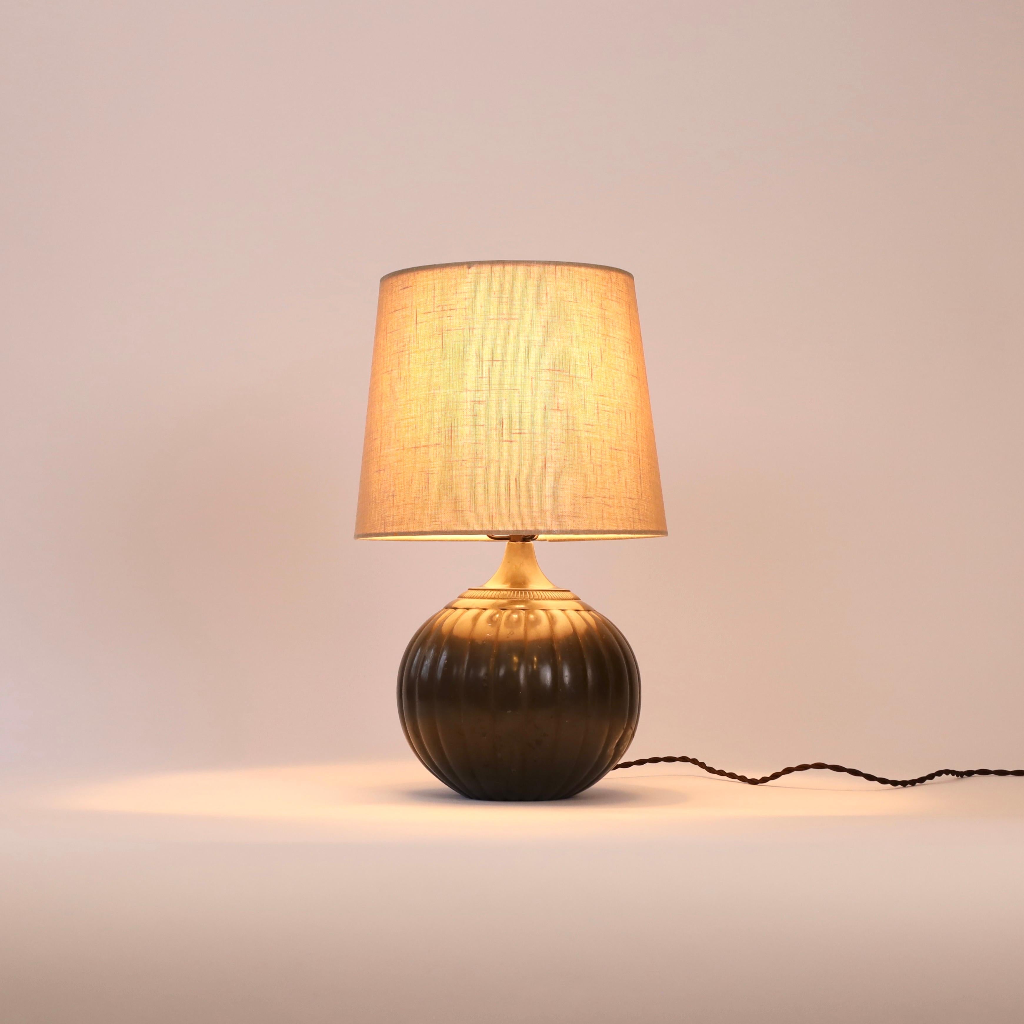 Lampe de table ronde par Just Andersen, années 1930, Danemark État moyen - En vente à Værløse, DK