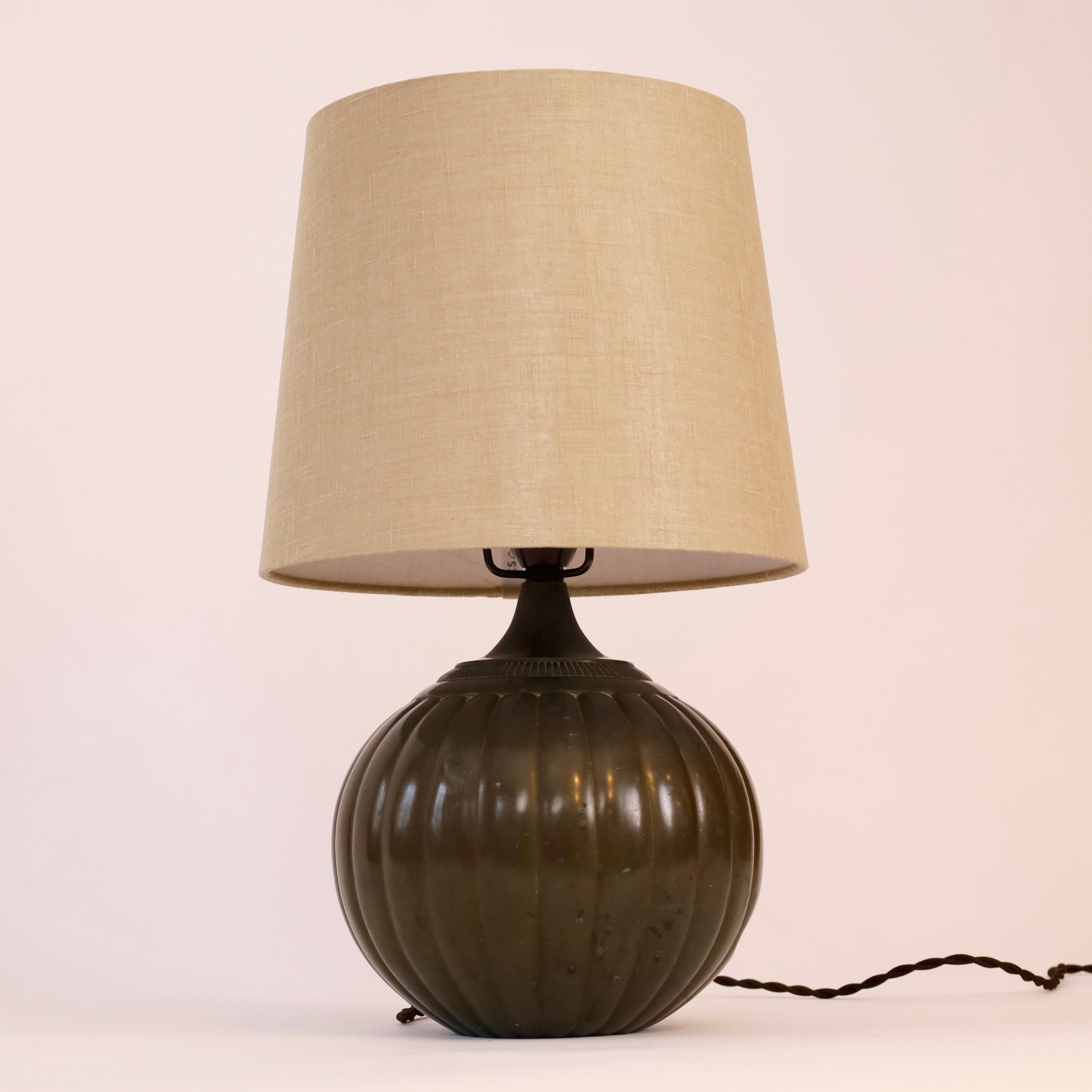 Milieu du XXe siècle Lampe de table ronde par Just Andersen, années 1930, Danemark en vente
